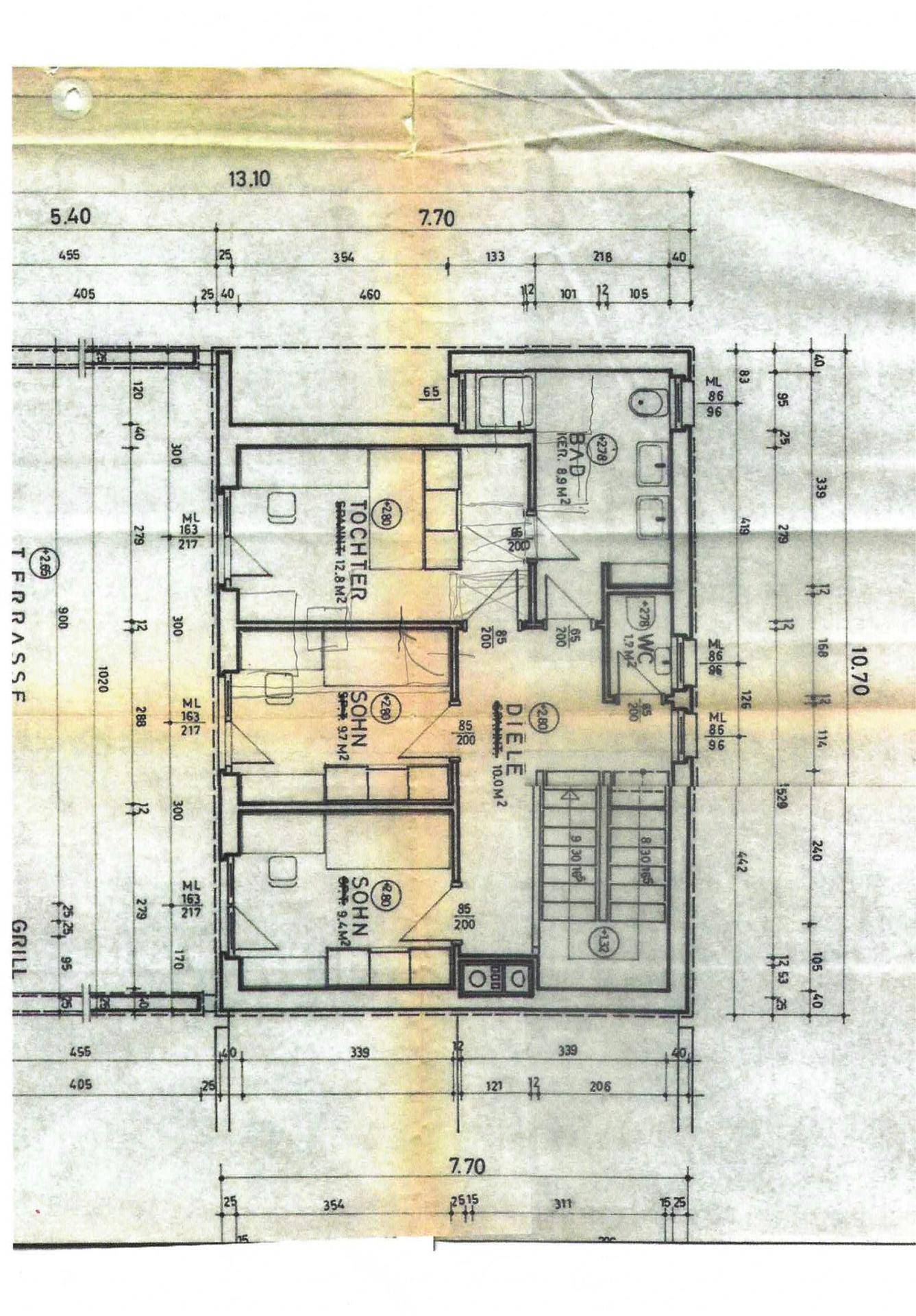 Grundriss des Obergeschosses mit drei Schlafzimmern, einem Badezimmer, separatem WC und einer großzügigen Terrasse.