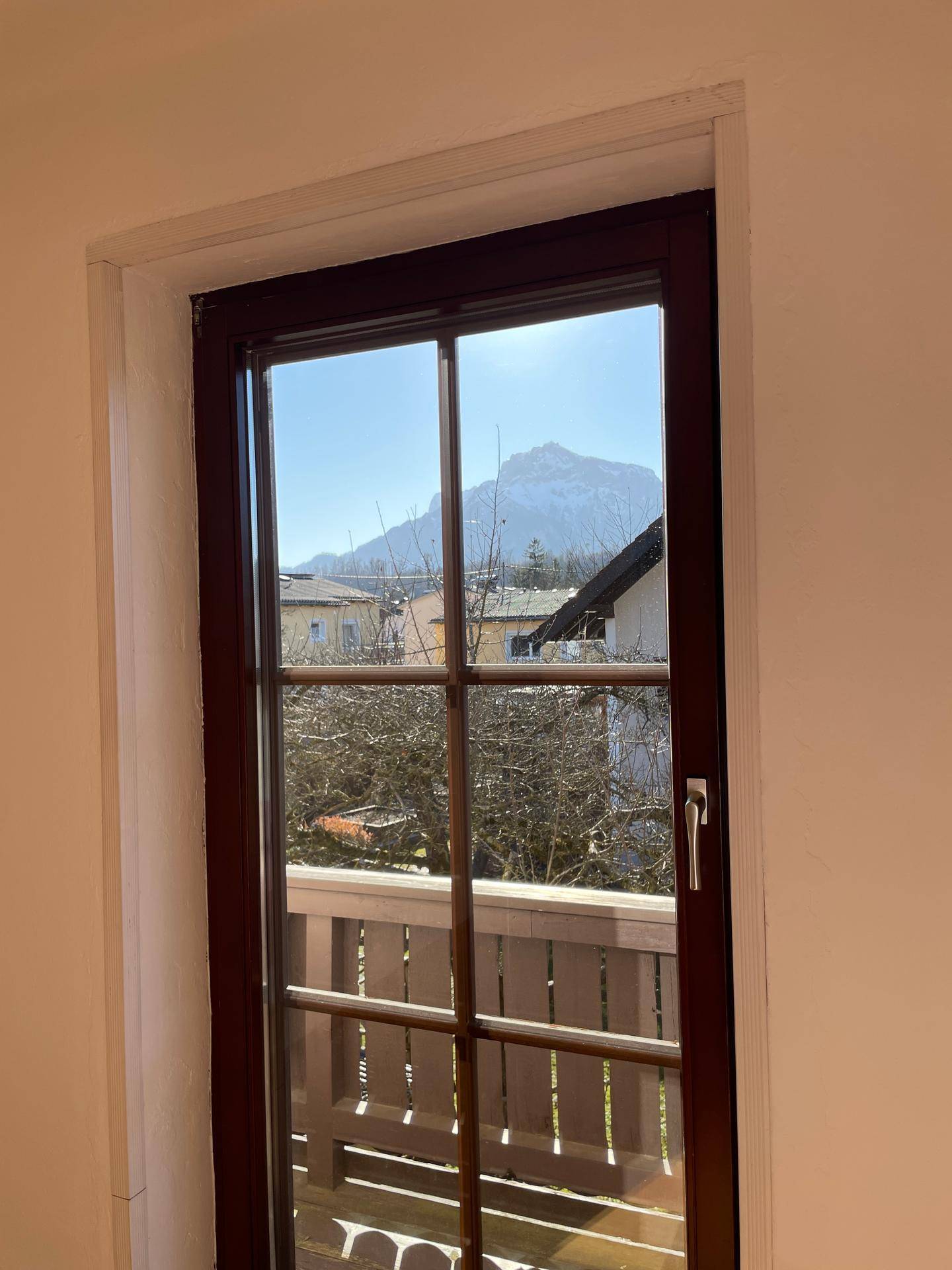 Fenster mit Sprossen und Blick auf die Berge und die Umgebung.