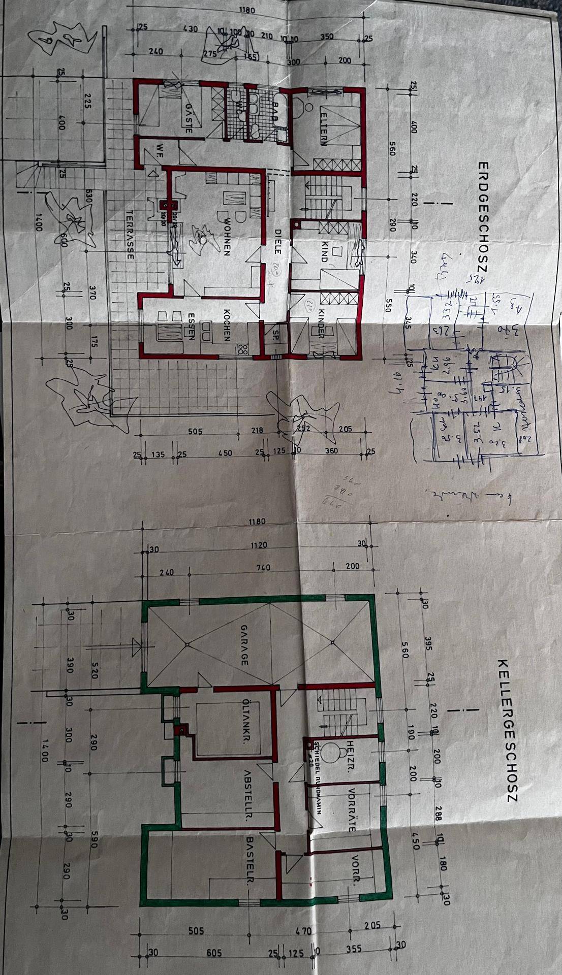 Grundrisse des Erdgeschosses und Kellergeschosses mit Küche, Wohn- und Schlafzimmer.