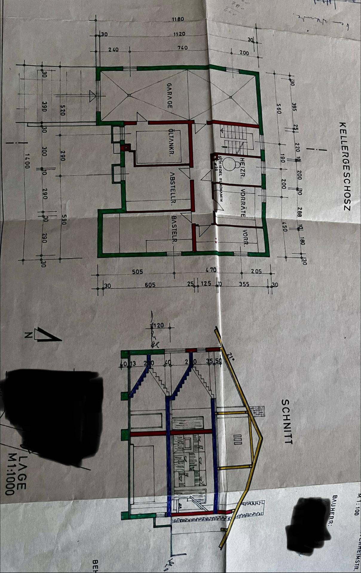 Grundrisse des Kellergeschosses und ein Gebäudeschnitt mit Garage und Lagerräumen.