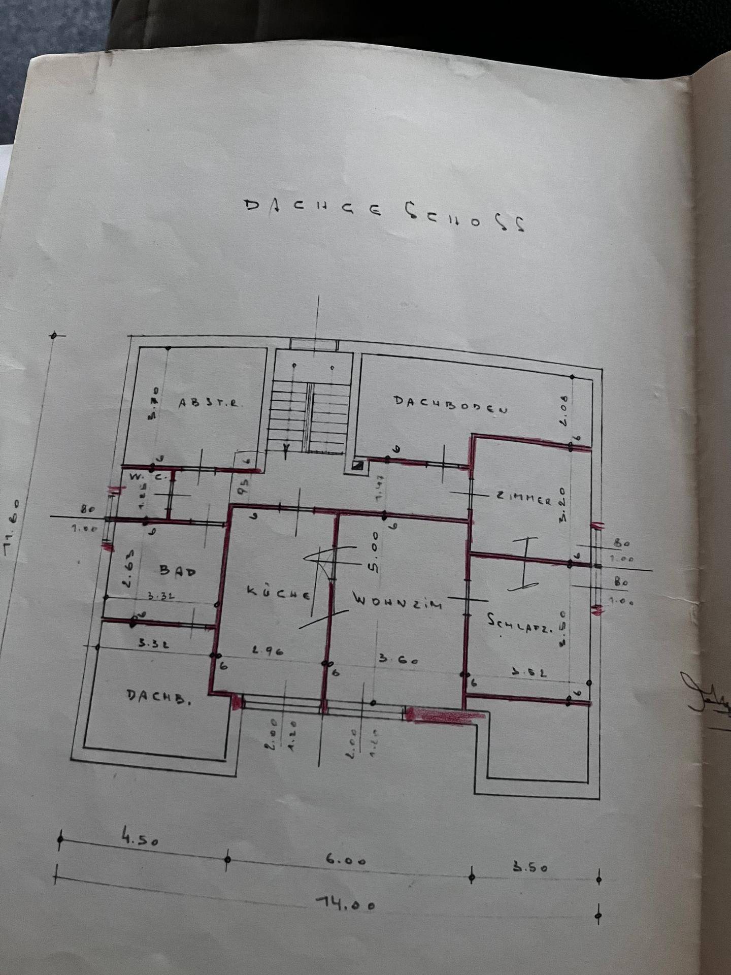 Handgezeichneter Grundriss des Dachgeschosses mit Bad, Küche, Wohn- und Schlafzimmer.