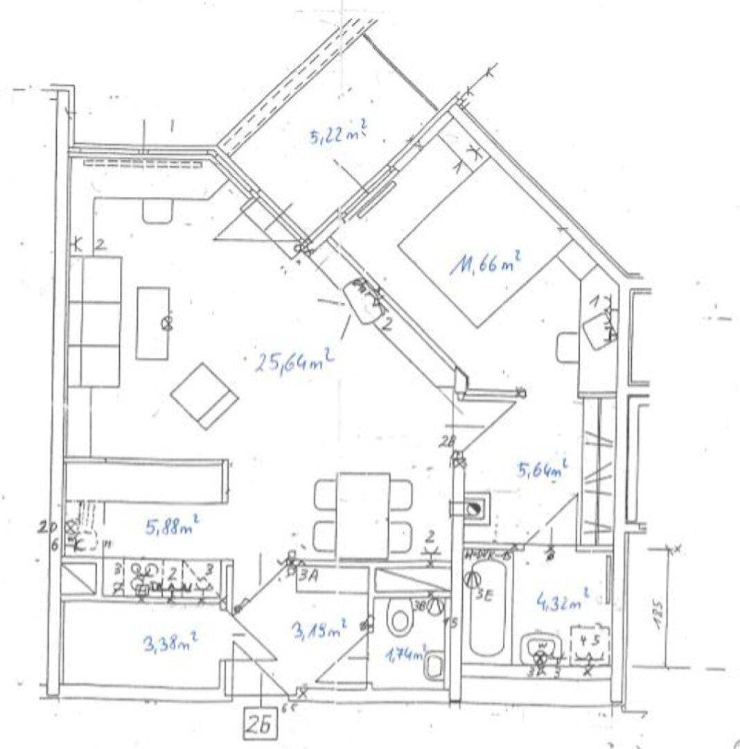 Handgezeichneter Grundriss einer Wohnung mit Raummaßen und Aufteilung.