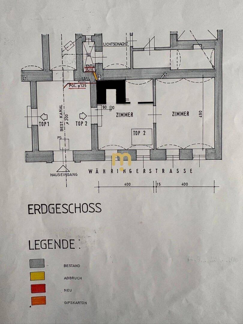 Handgezeichneter Grundriss des Erdgeschosses mit Zimmern und Legende.