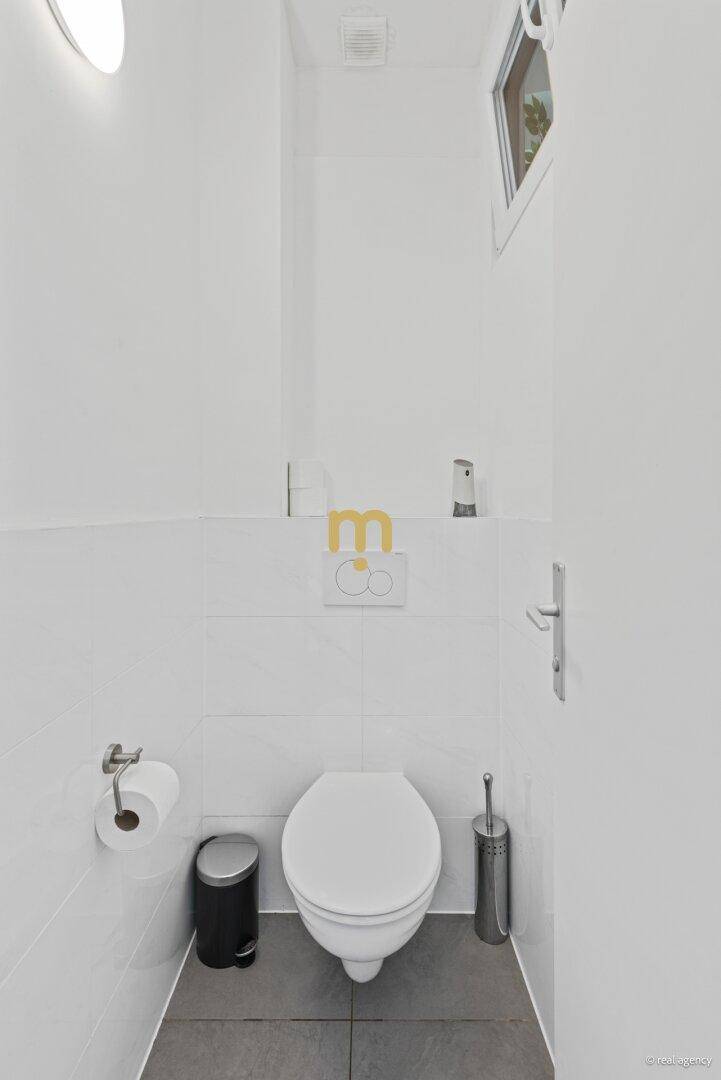 Kleiner, heller WC-Raum mit Toilette und Fenster für natürliche Belüftung.