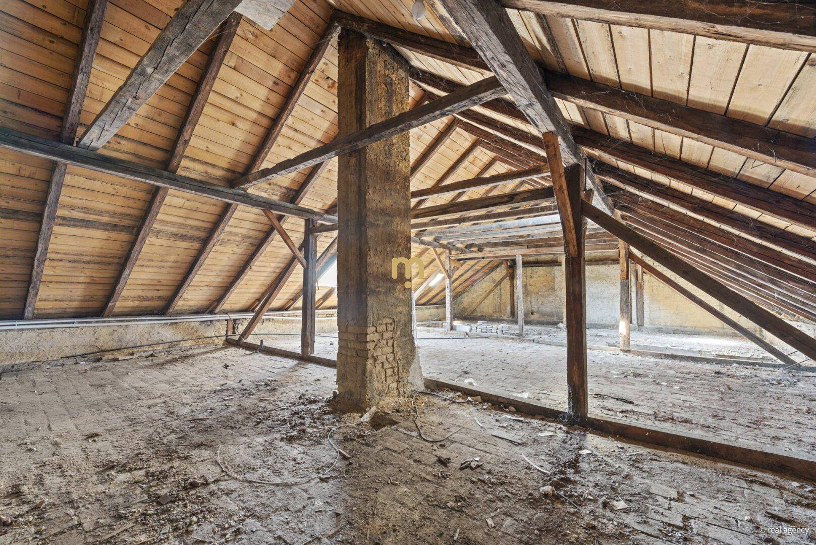 Geräumiger Dachboden mit sichtbaren Holzbalken und viel Potenzial für Ausbau.