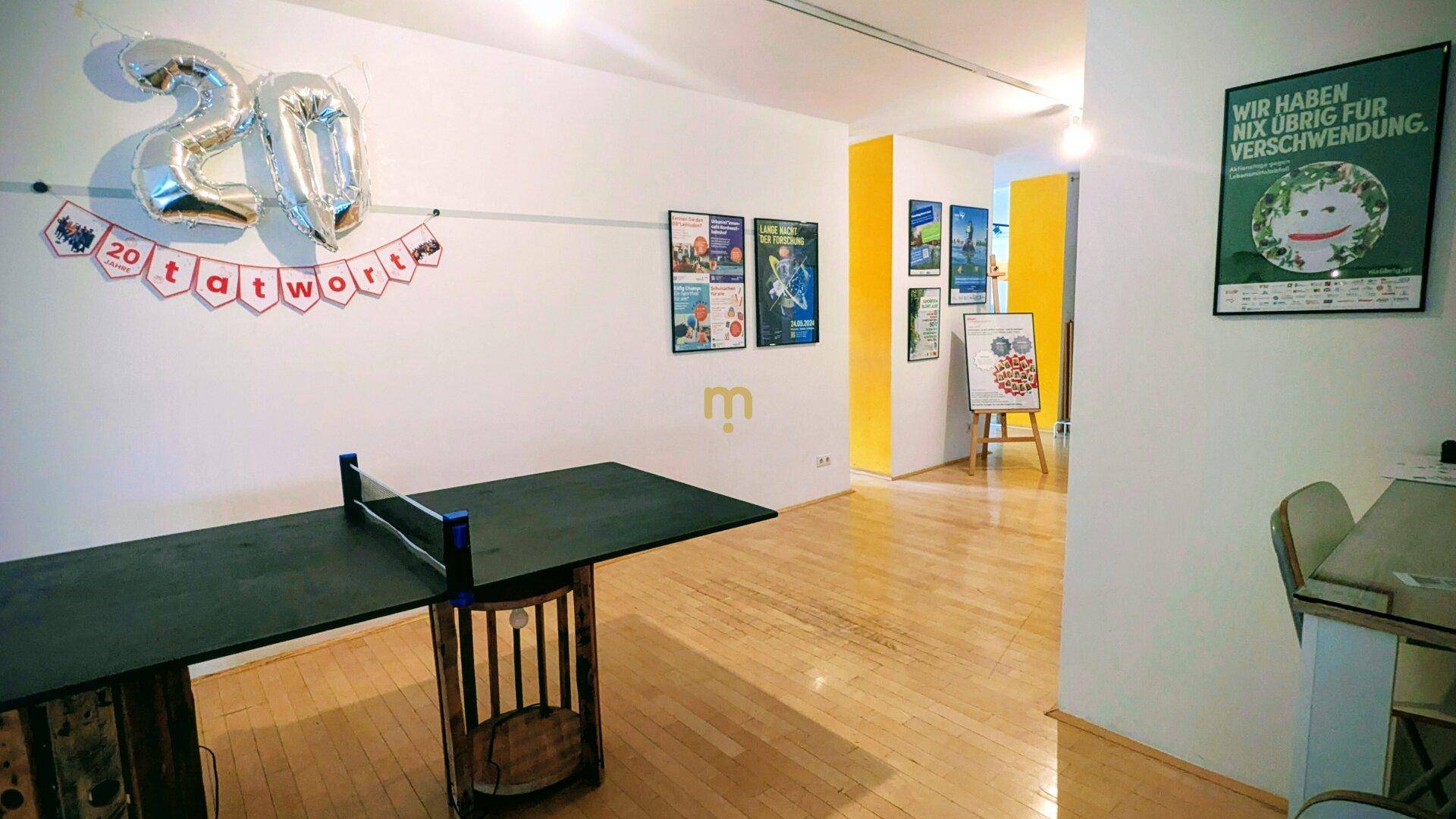 Freizeitraum im Büro mit Tischtennisplatte und festlicher Dekoration.