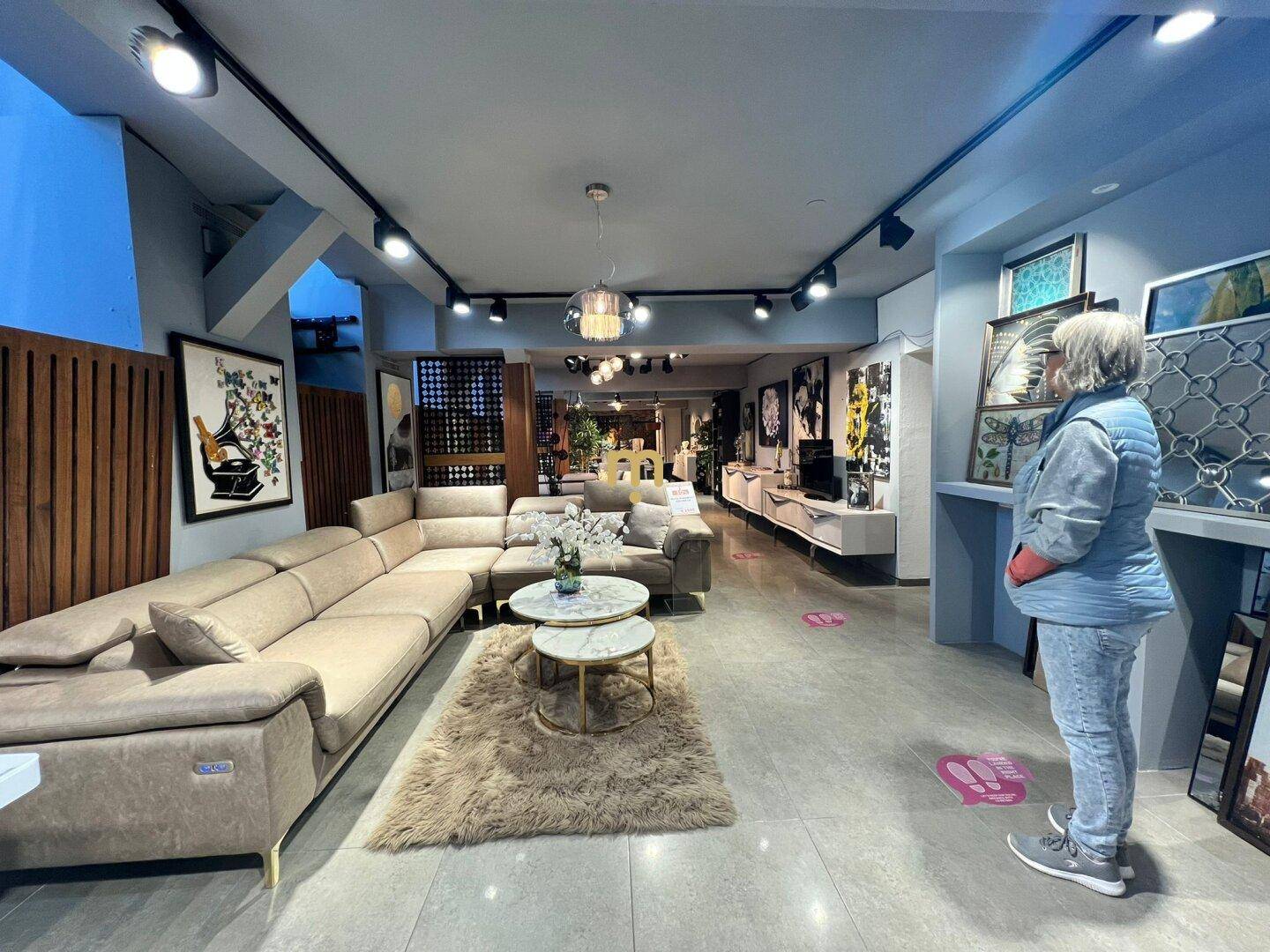 Geräumiger Wohnbereich mit großem Ecksofa, Couchtischen und moderner Dekoration.