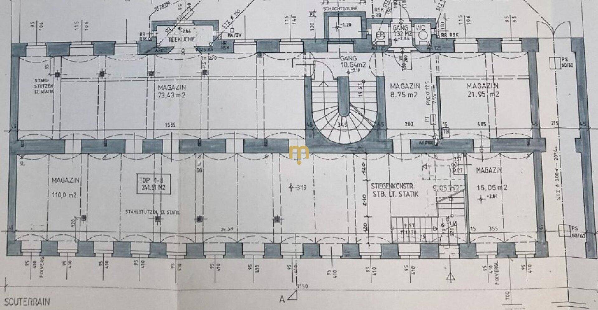 Detaillierter Grundriss eines Untergeschosses mit mehreren Magazinräumen und Treppenhaus.