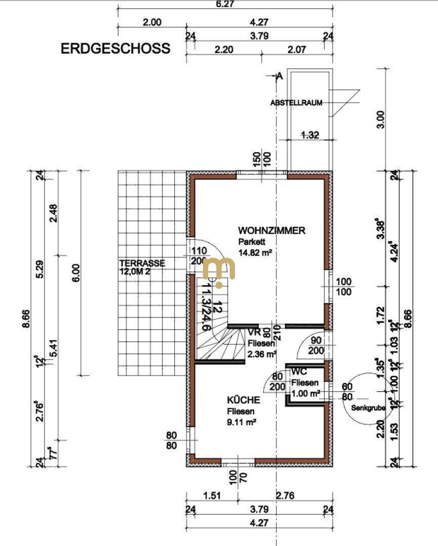 Grundriss des Erdgeschosses mit Wohnzimmer, Küche, WC und Terrasse.