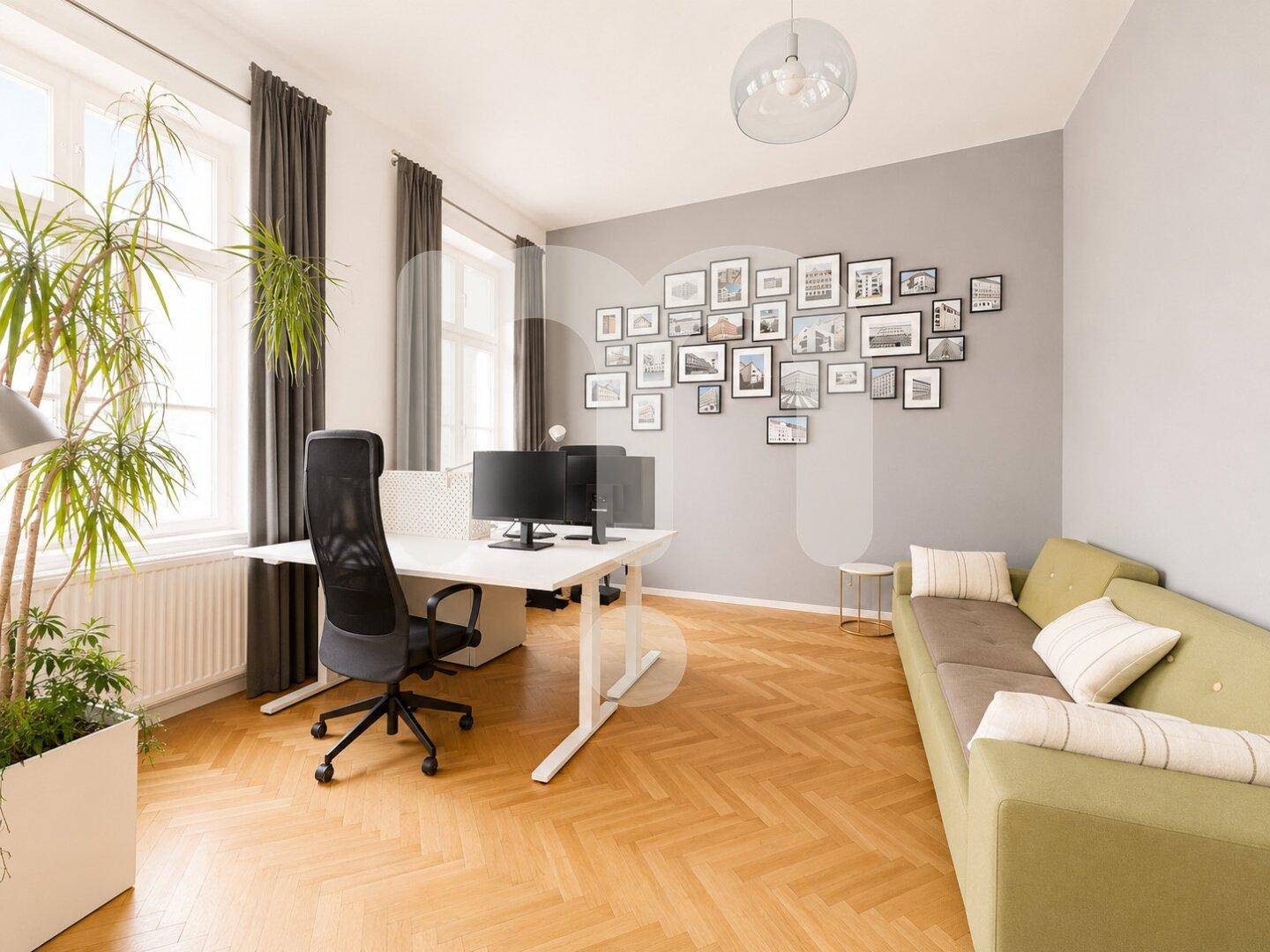 Helles Büro mit Schreibtisch, ergonomischem Stuhl, gemütlichem Sofa und großen Fenstern mit Parkettboden.