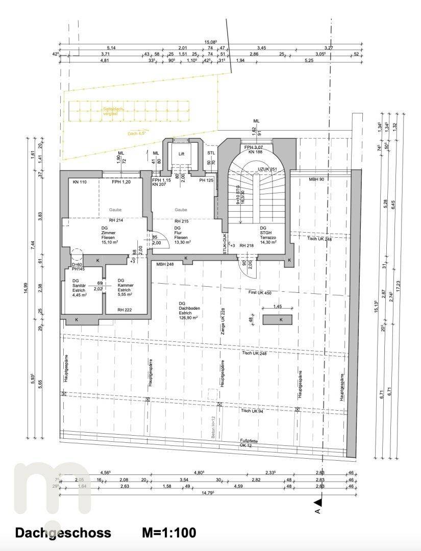 Grundriss des Dachgeschosses mit Wohnungen, Dachschrägen und einem Treppenhaus.