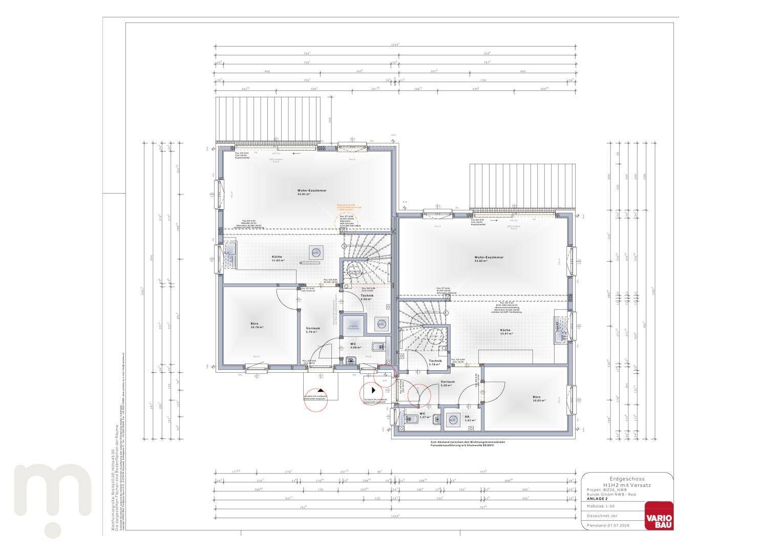 Grundriss des Erdgeschosses mit offenem Wohnbereich, Küche und Zugang zu Terrasse und Garten.