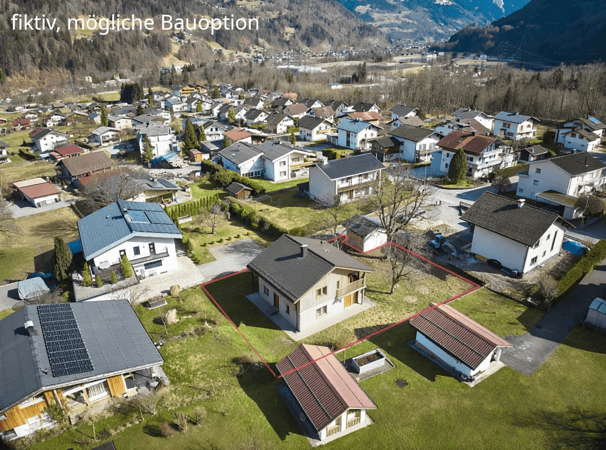 Luftaufnahme eines zweistöckigen Hauses mit Balkon in einer Wohnsiedlung vor Bergkulisse.