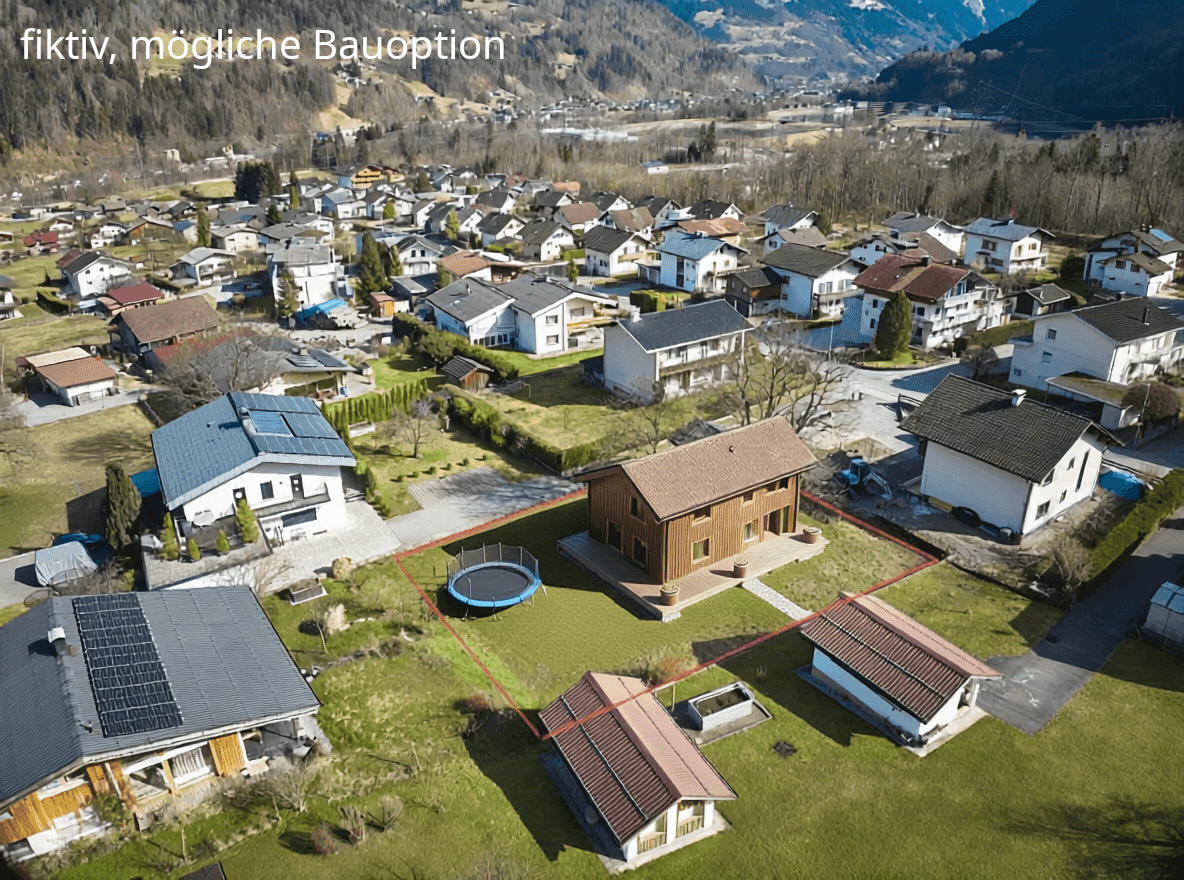 Luftaufnahme eines Holzhauses mit Garten und Trampolin in einer bergigen Landschaft.