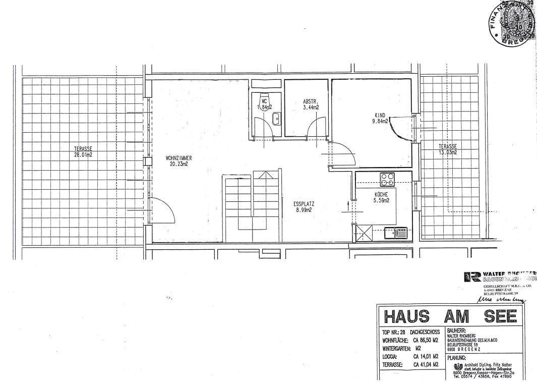 Grundriss des Dachgeschosses mit Wohnzimmer, Essplatz, Küche, WC und zwei Terrassen.