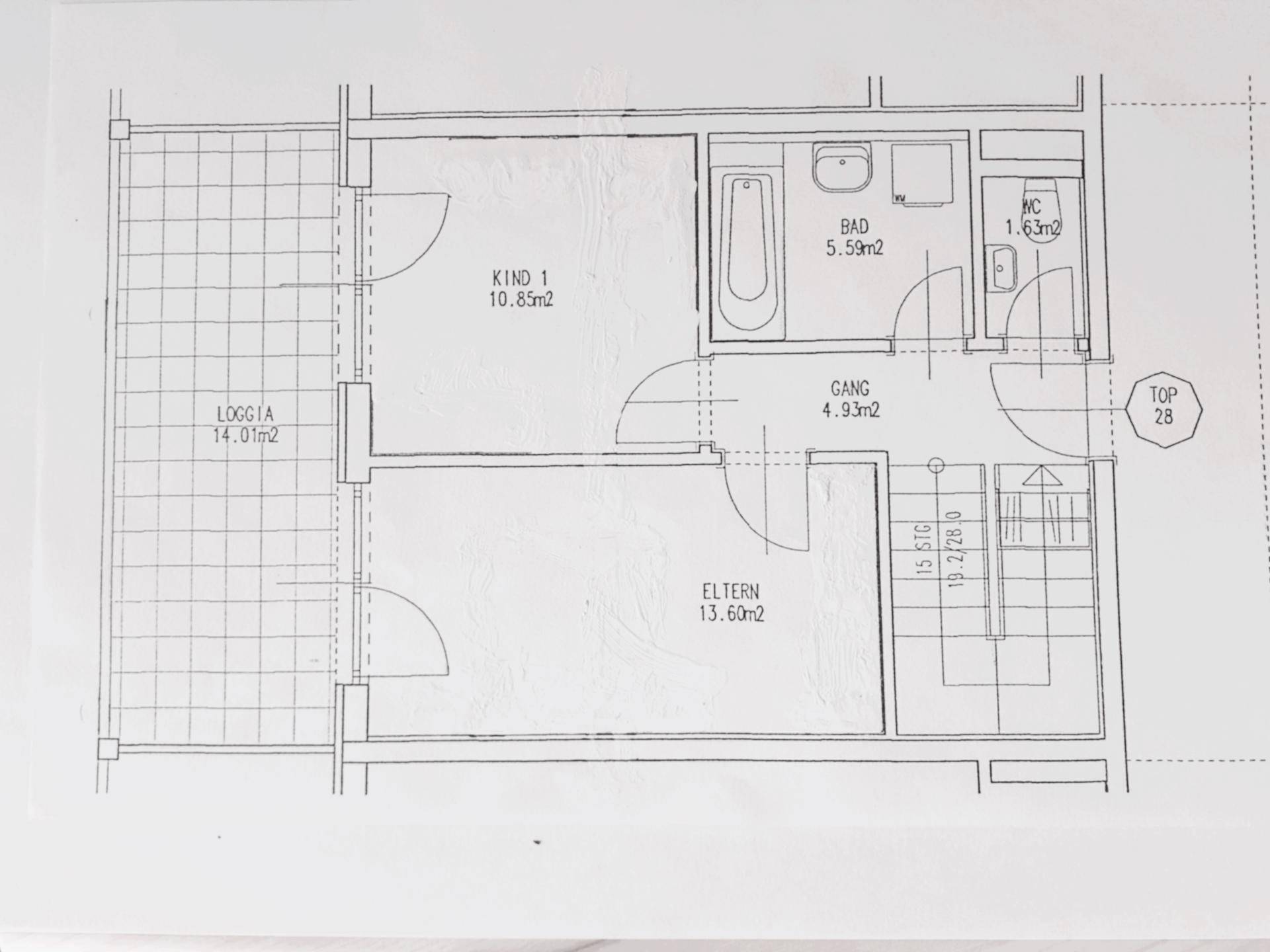 Grundriss des Obergeschosses mit zwei Schlafzimmern, Bad, WC und einer Loggia.