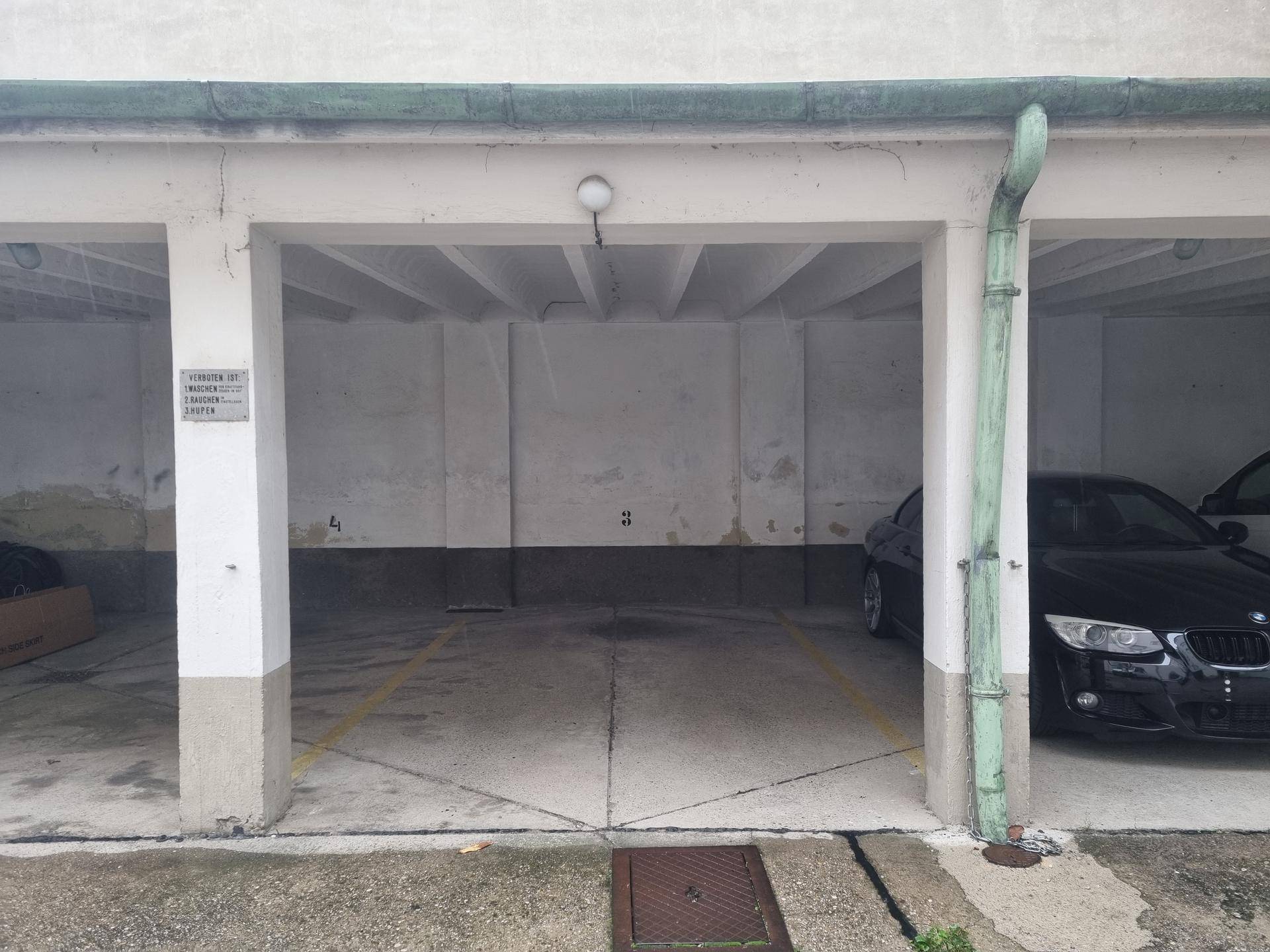 Leerer überdachter Garagenstellplatz mit Betonwänden und -decke, bereit zur Nutzung.