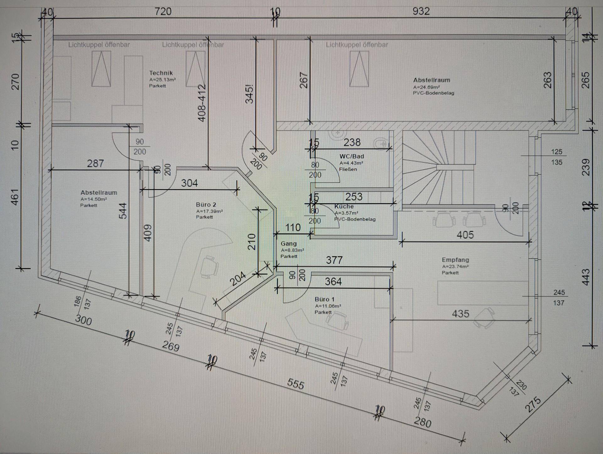 Detaillierter Grundrissplan mit Büroräumen, Empfangsbereich, Küche, Bad und Abstellräumen, inklusive Maßen.