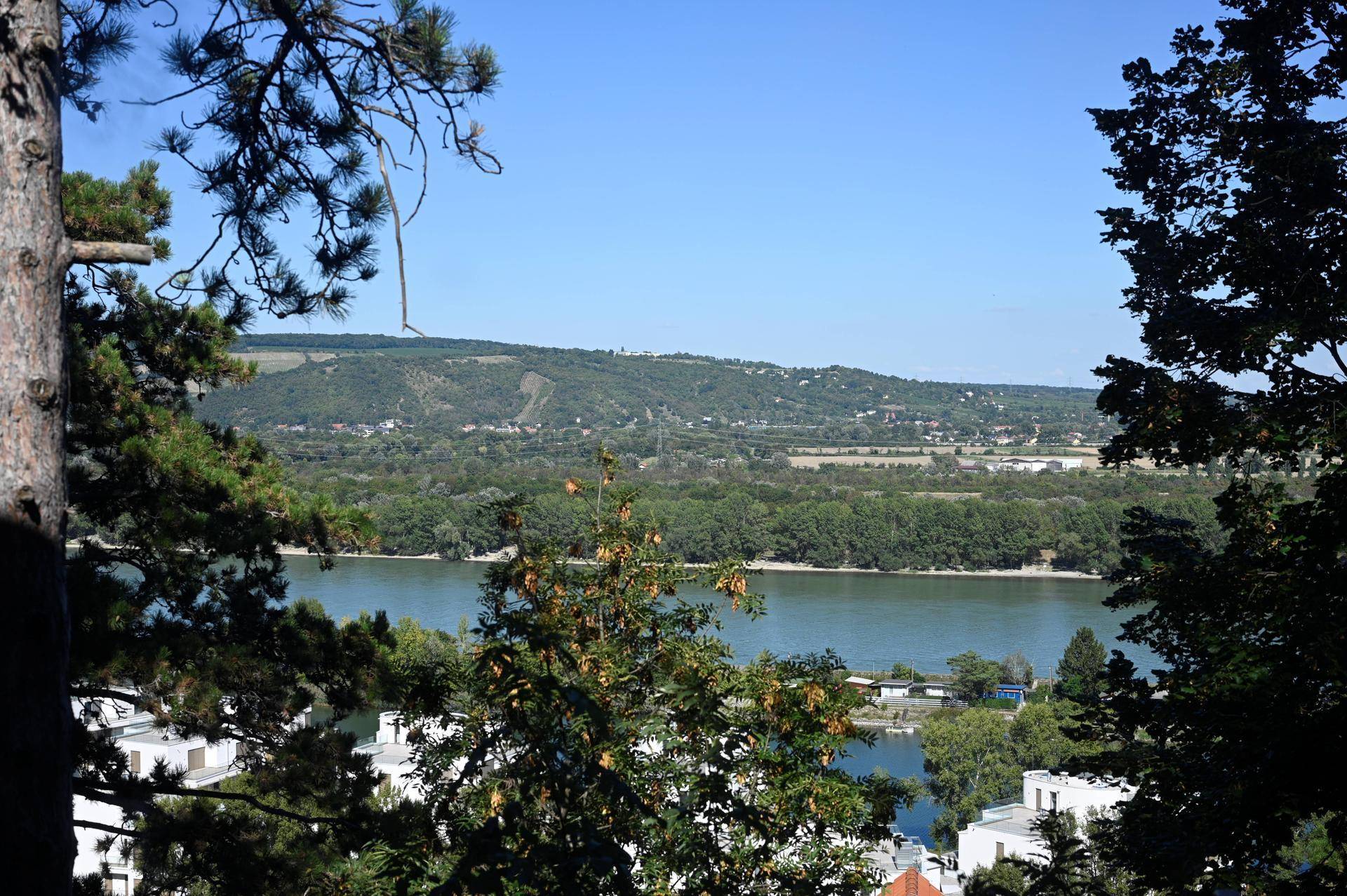 Weitläufiger Panoramablick auf einen Fluss, grüne Hügel und die umliegende Landschaft.