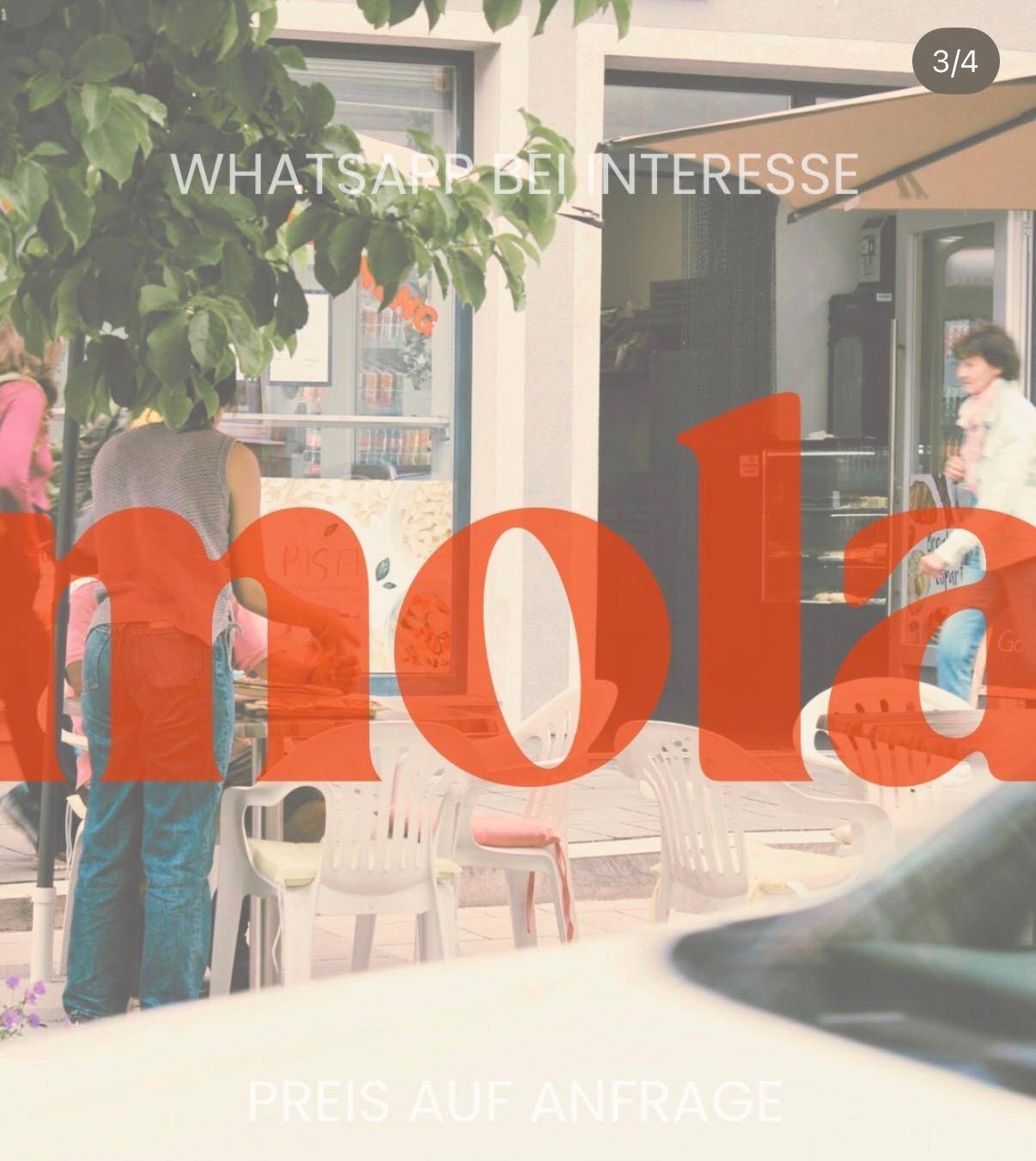 Außenansicht eines Cafés mit Sitzgelegenheiten im Freien und Passanten, überlagert mit dem Namen 'mola'.