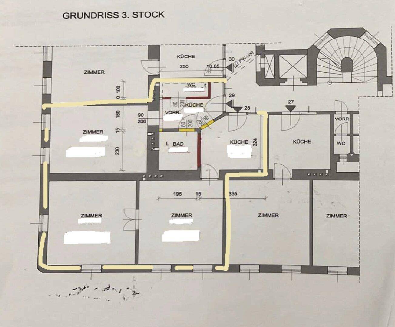 Grundriss des dritten Stocks mit mehreren Zimmern, Küchen und Bädern, inklusive Treppenhauszugang.