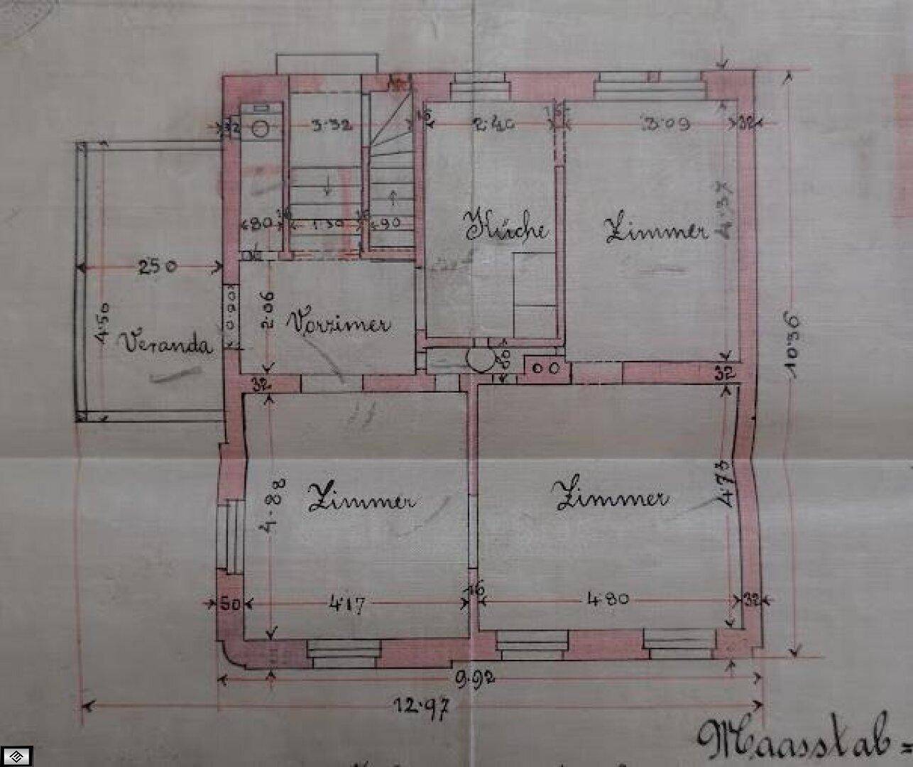 Historischer Grundriss des Erdgeschosses mit Küche, Zimmern und einer Veranda.