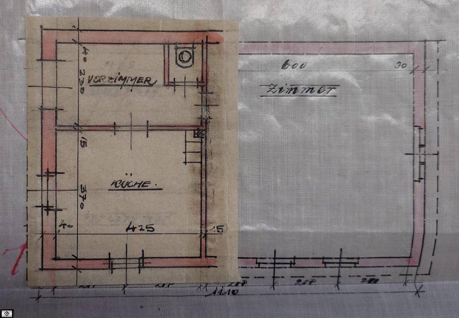 Teilansicht eines historischen Grundrisses mit Vorzimmer, Küche und einem weiteren Zimmer.