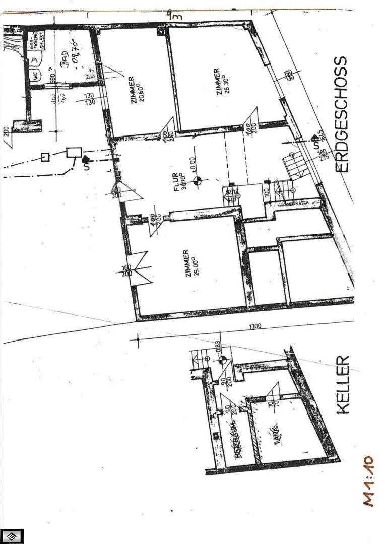 Grundriss des Erdgeschosses und Kellers mit Zimmern und Bad.