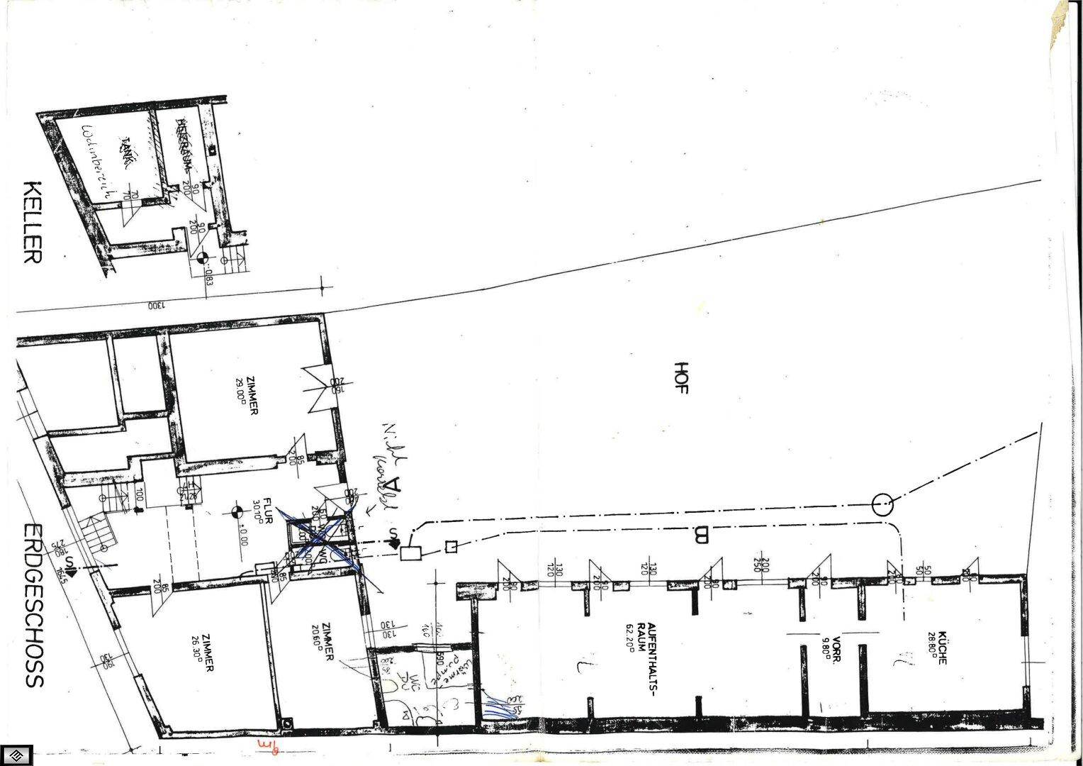 Umfassender Grundriss des Erdgeschosses und Kellers mit Hofbereich.