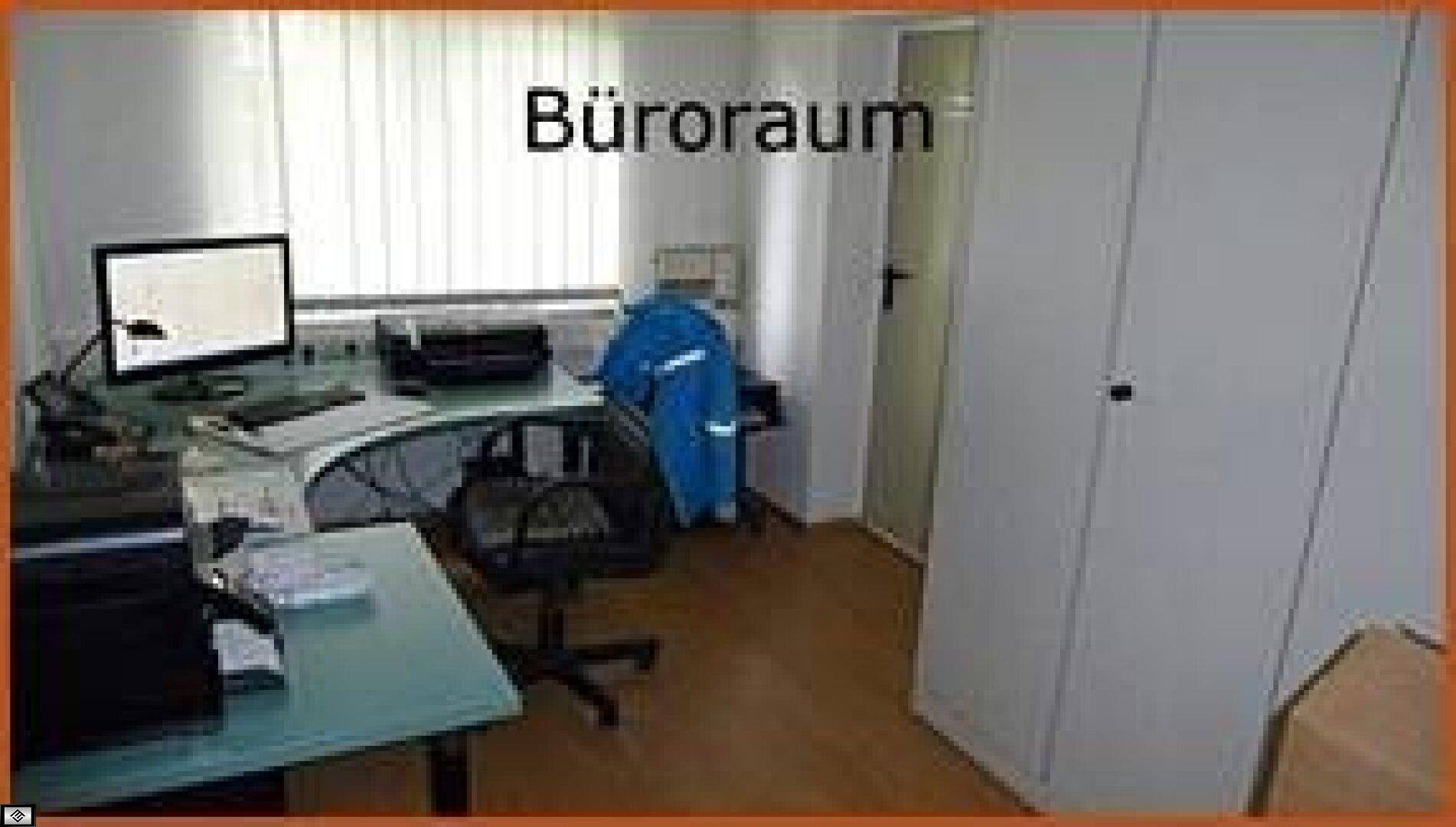 Büroraum mit Schreibtisch, Computer, Drucker und einem Schrank, sowie einem Fenster mit Jalousien.