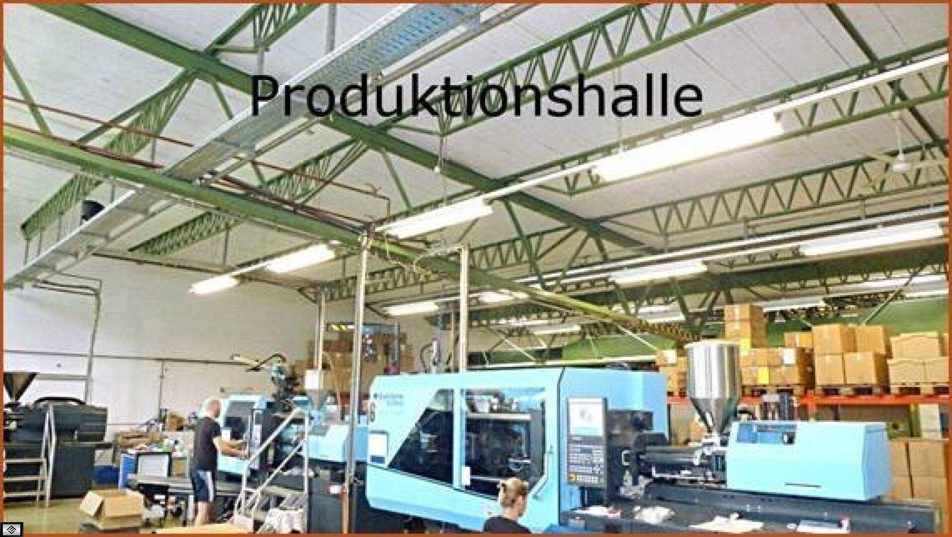 Produktionshalle mit großen Maschinen, sichtbaren Dachbindern und Leuchtstoffröhren, gefüllt mit Waren.