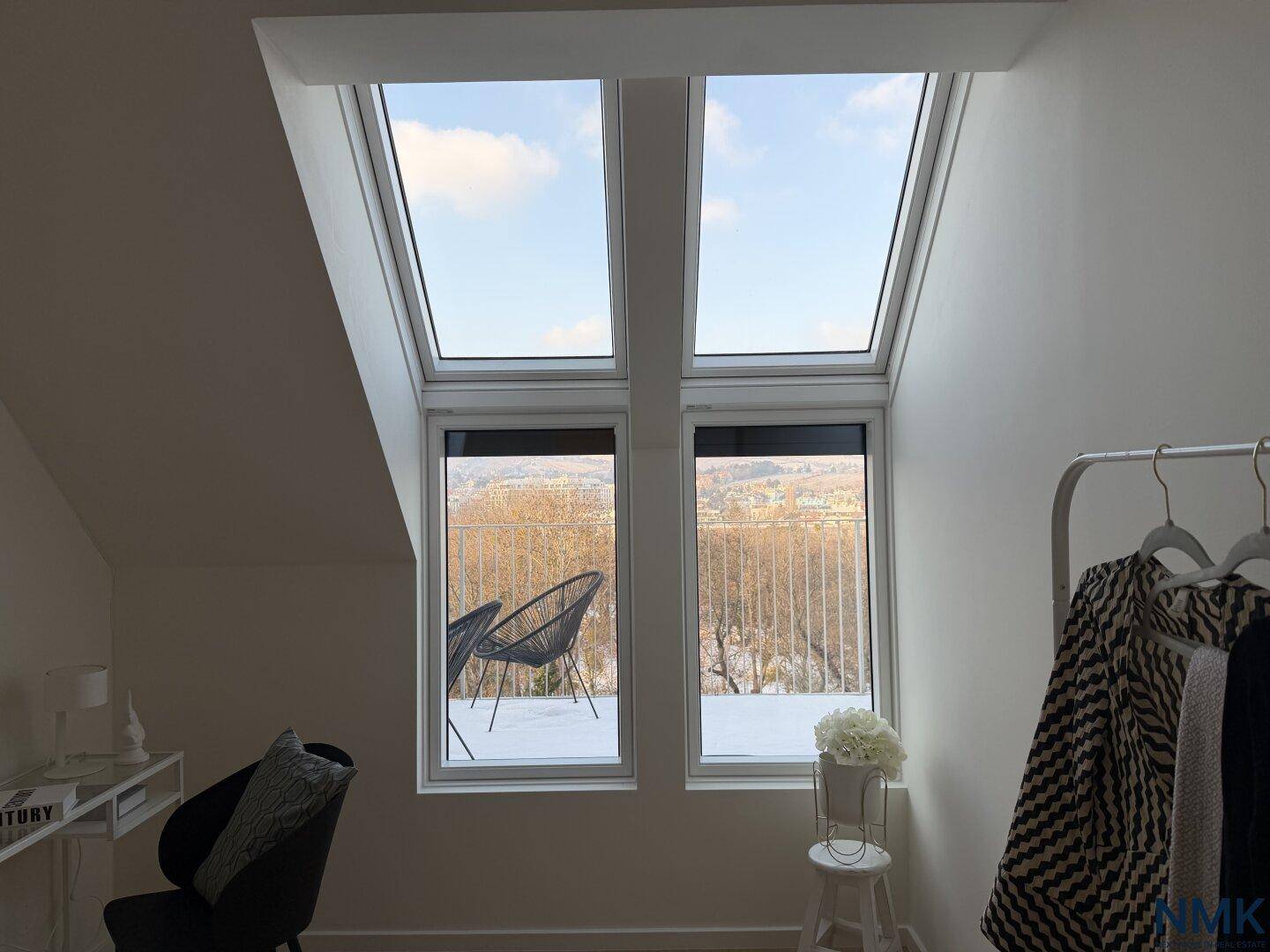 Große Dachfenster bieten einen weiten Blick über die verschneite Landschaft und Stadt.