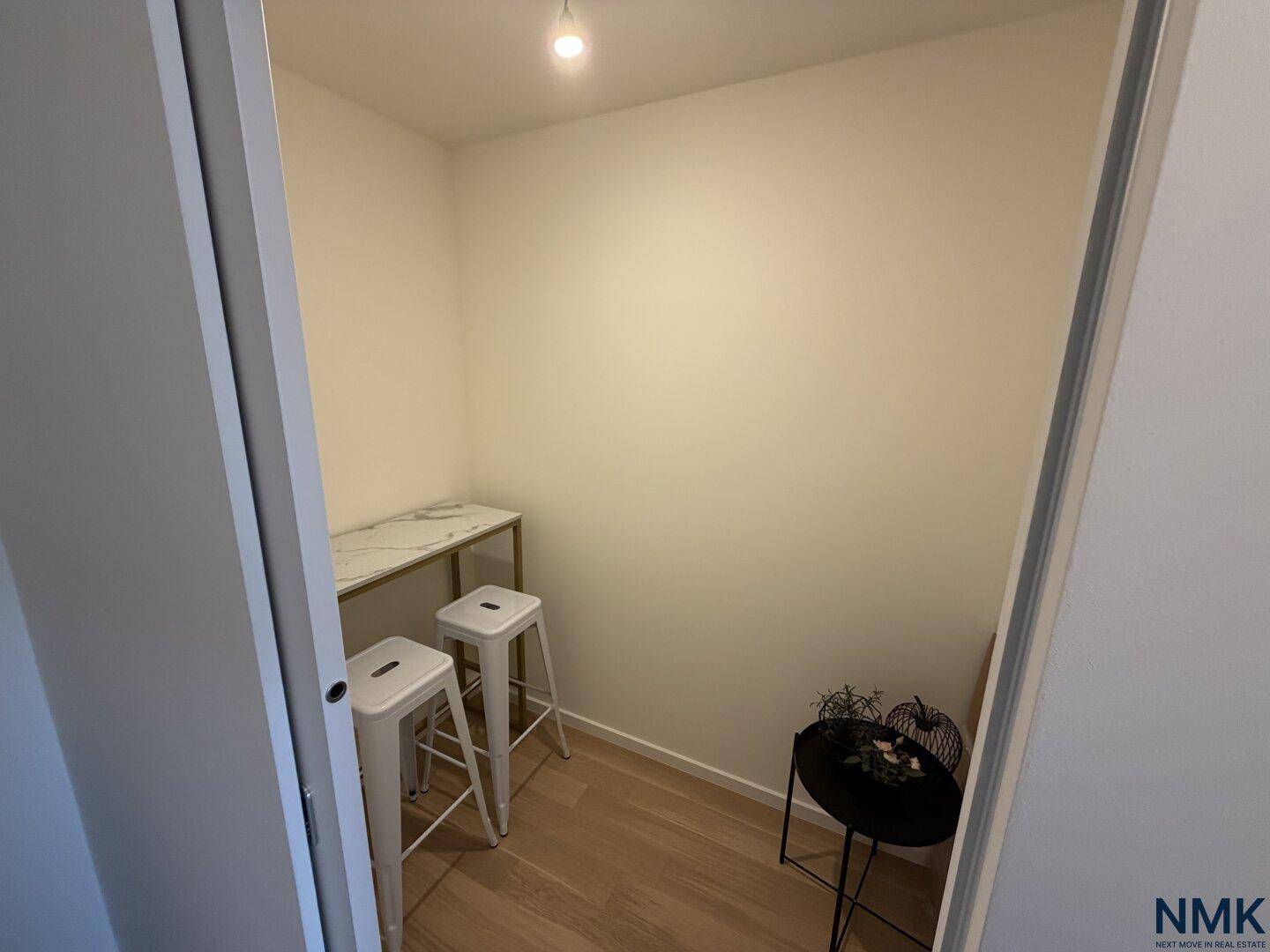 Kleiner, heller Raum mit Bartisch und Hockern, ideal als Frühstücksecke oder Arbeitsplatz.
