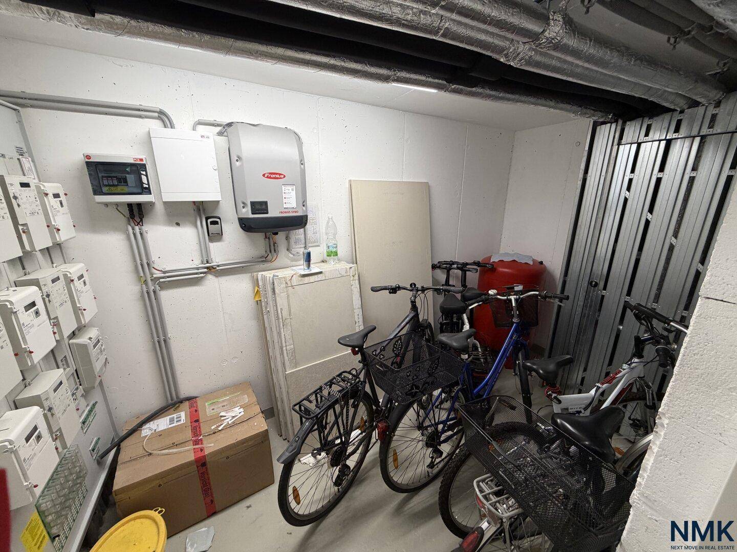 Gemeinschaftlicher Abstellraum mit Fahrrädern und technischen Installationen.