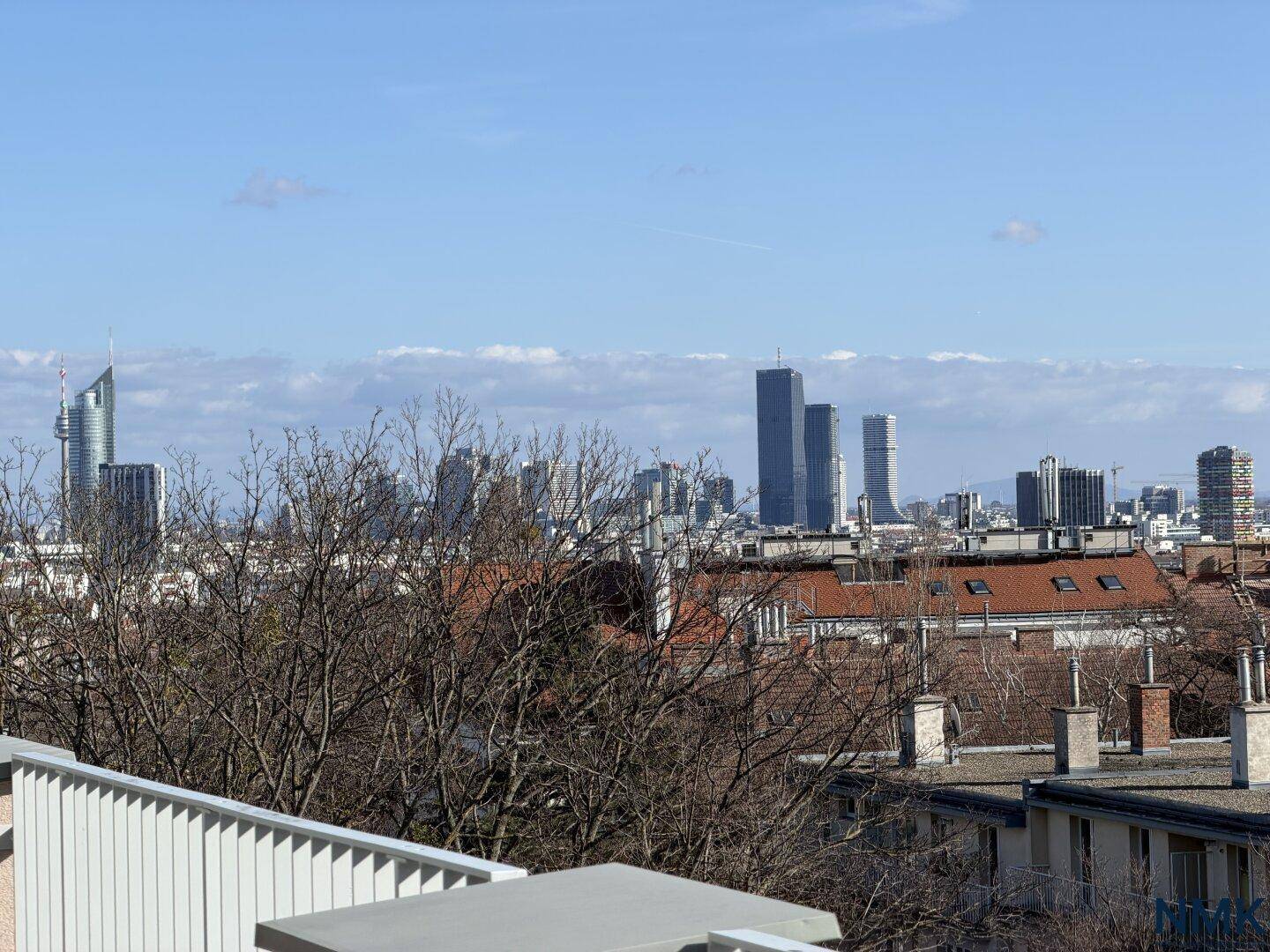 Panoramablick auf die Stadt mit markanten Hochhäusern und Wohngebäuden im Vordergrund.