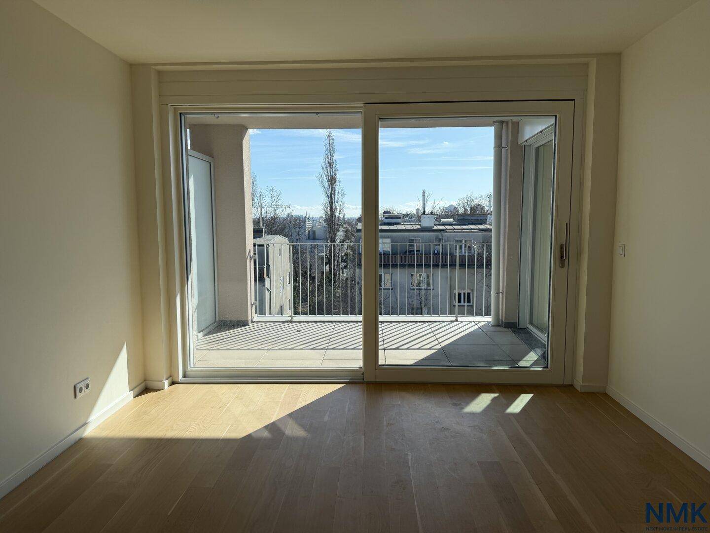 Große Schiebetüren bieten viel Tageslicht und führen auf den sonnigen Balkon.