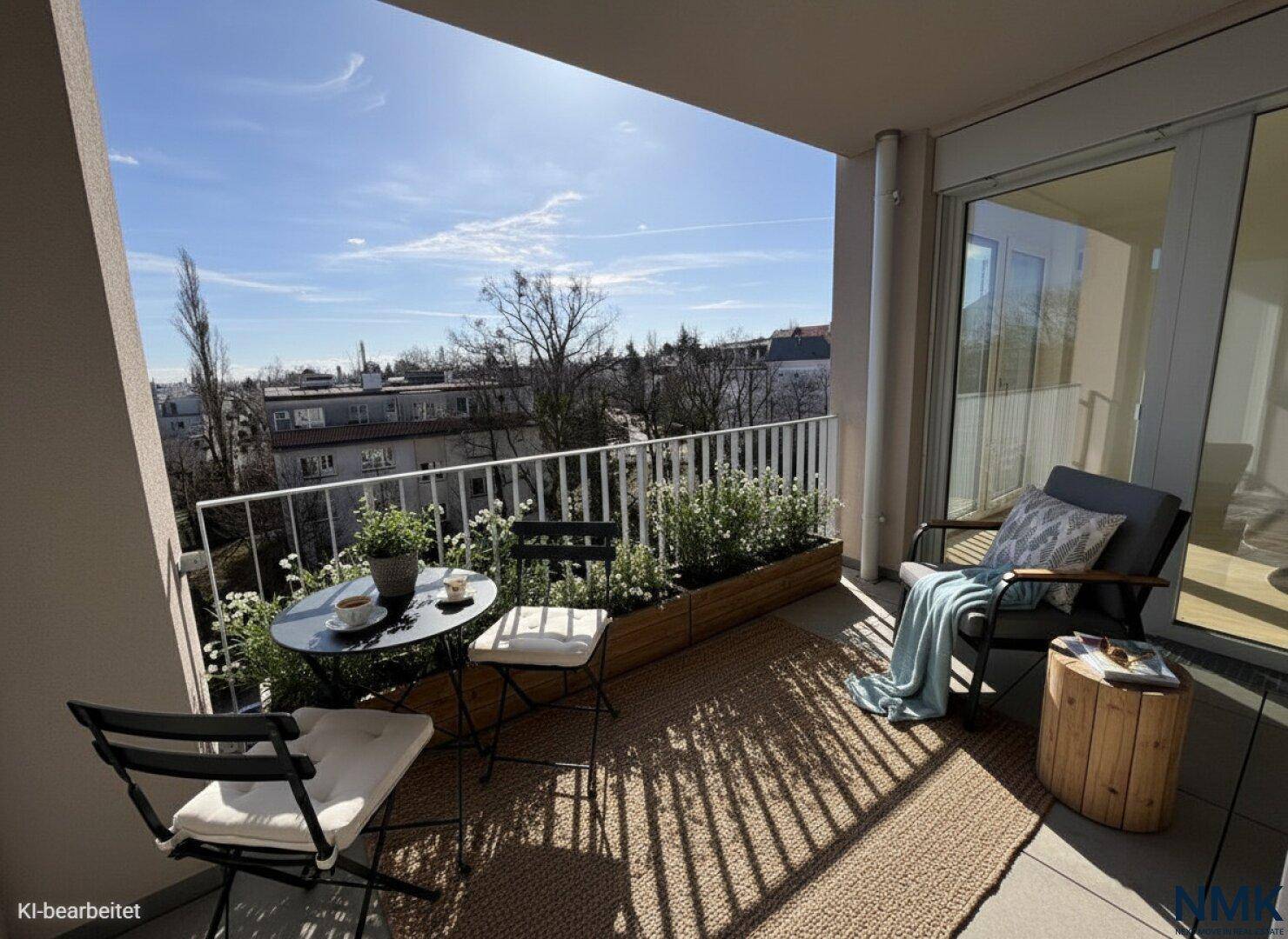Gemütlicher Balkon mit Sitzgelegenheiten, Pflanzen und sonnigem Ausblick auf die Stadt.