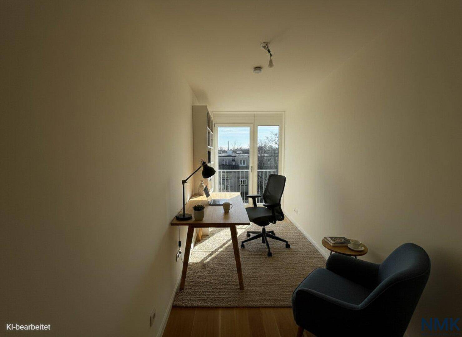 Helles Arbeitszimmer mit Schreibtisch, Stuhl und Blick nach draußen.