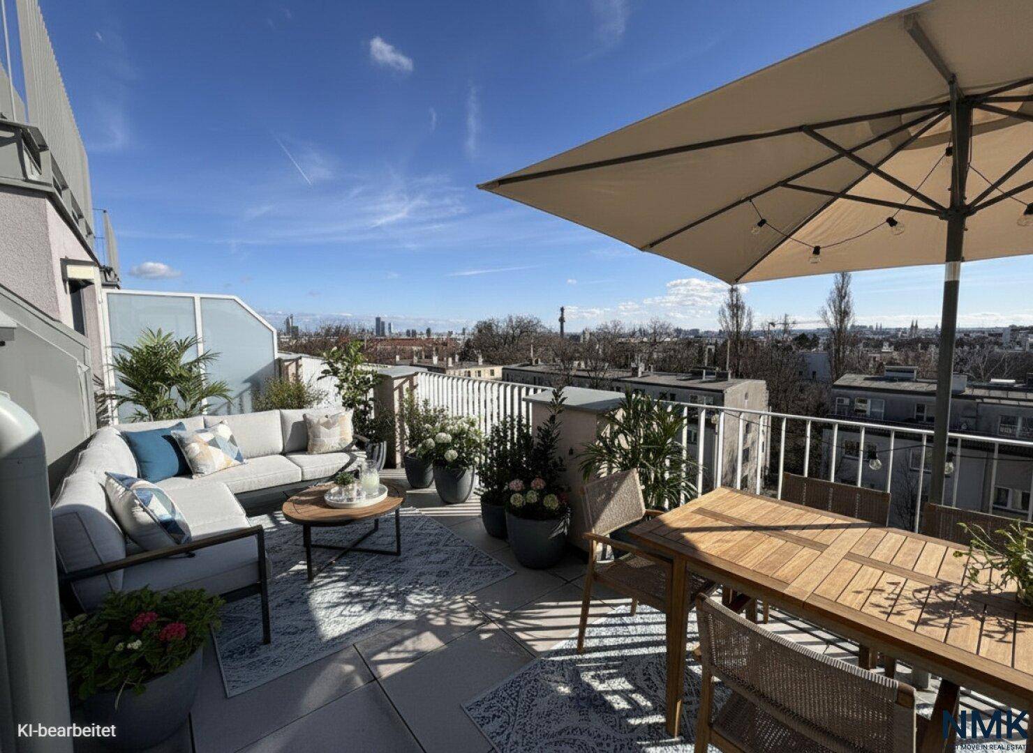 Möblierte Dachterrasse mit Esstisch, Lounge-Bereich und Sonnenschirm, bietet Stadtblick.