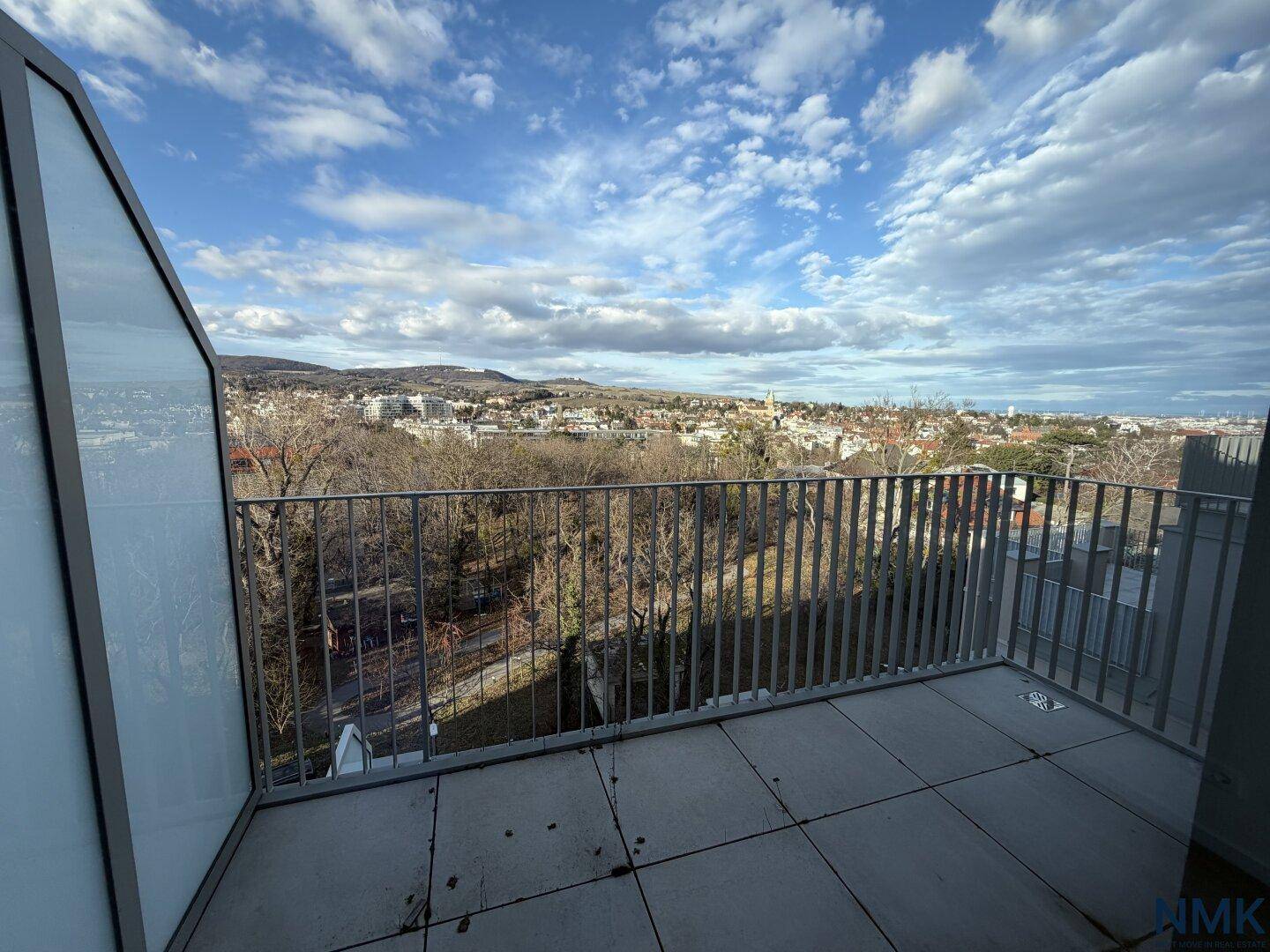 Geräumiger Balkon mit Fliesenboden und weitem Panoramablick über die Stadt und die Umgebung.