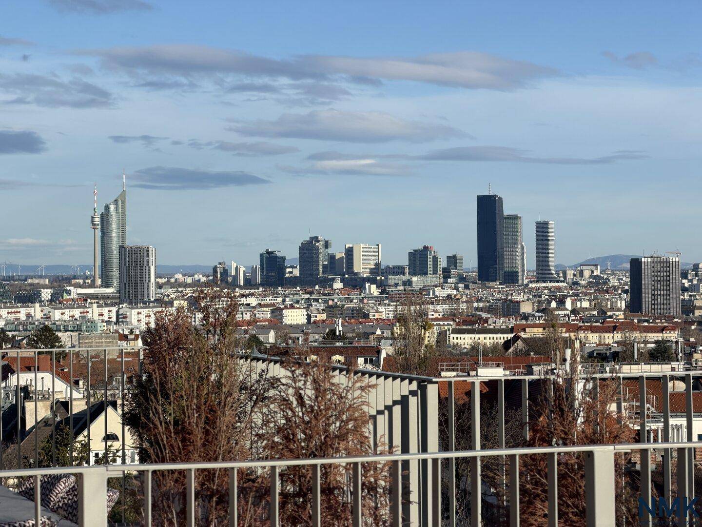 Beeindruckender Panoramablick auf die Skyline der Stadt mit modernen Hochhäusern.
