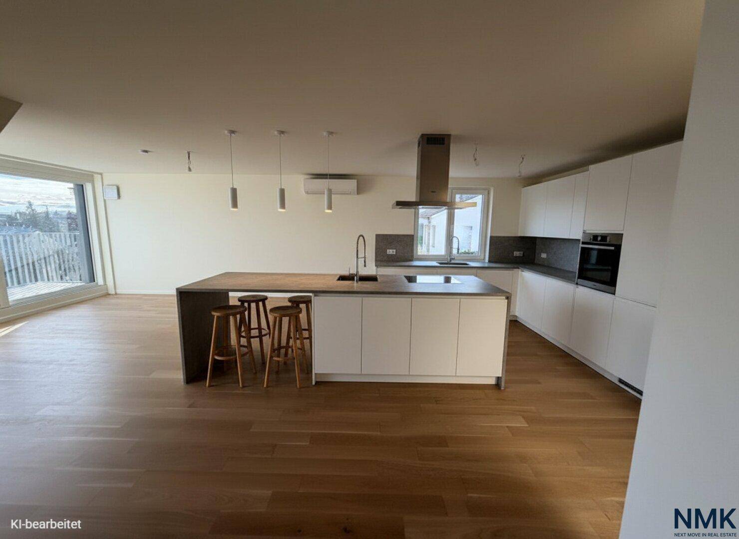 Moderne, offene Küche mit weißer Kücheninsel, Einbaugeräten und Holzboden.