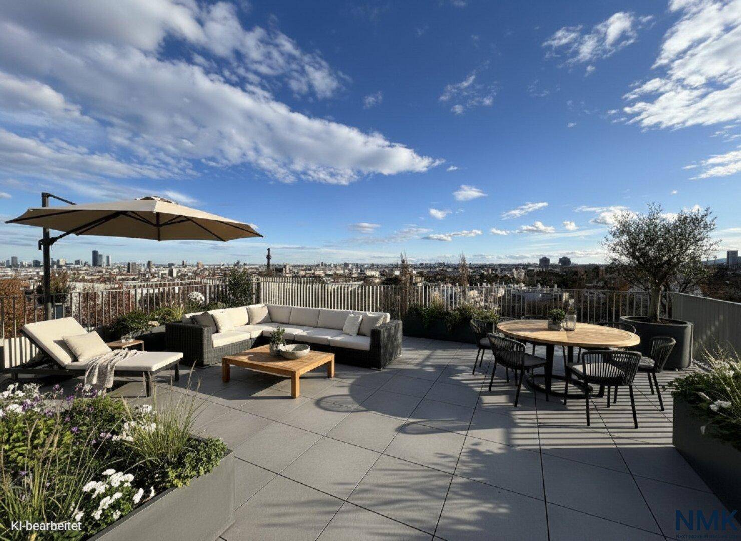 Attraktive Dachterrasse mit Sitzgelegenheiten, Esstisch und Pflanzen, ideal für Entspannung.