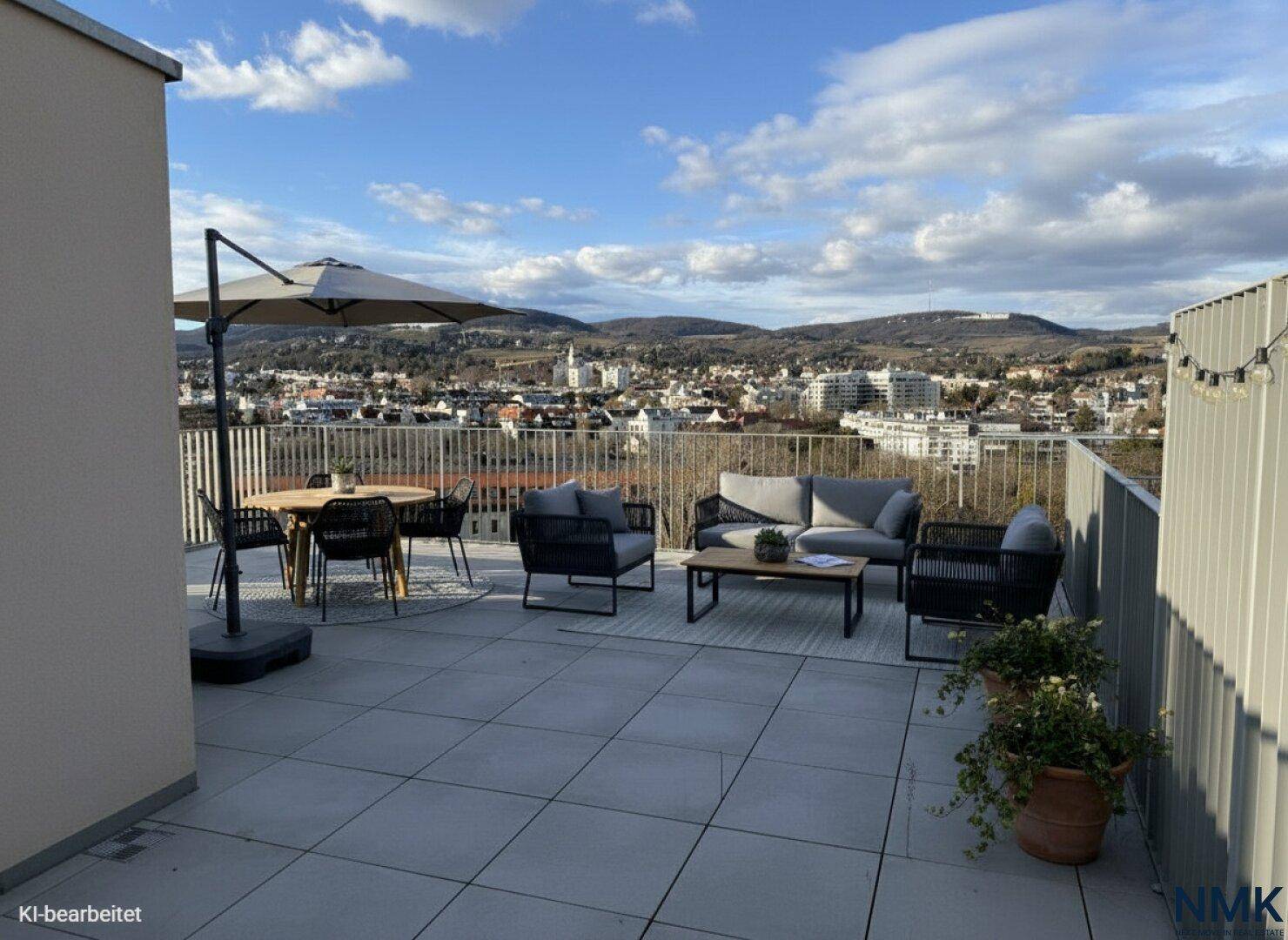Geräumige Dachterrasse mit modernen Gartenmöbeln und weitem Blick über die Stadt und Berge.
