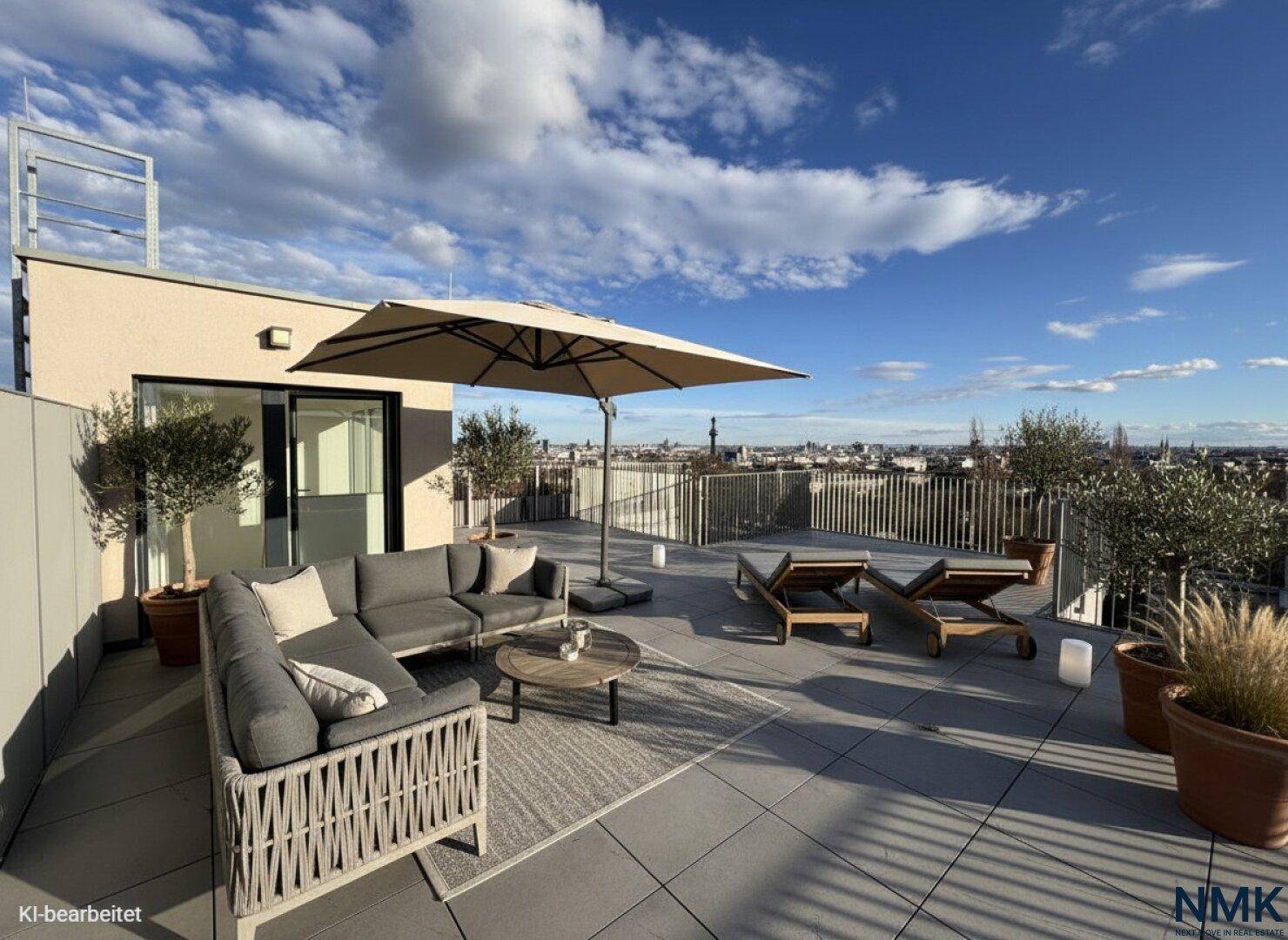Großzügige Dachterrasse mit bequemen Lounge-Möbeln, Sonnenliegen und Stadtblick.