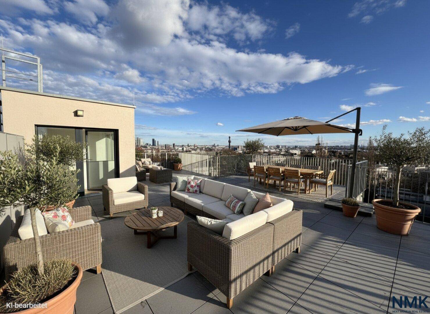 Möblierte Dachterrasse mit Lounge- und Essbereich, Pflanzen und weitem Stadtblick.