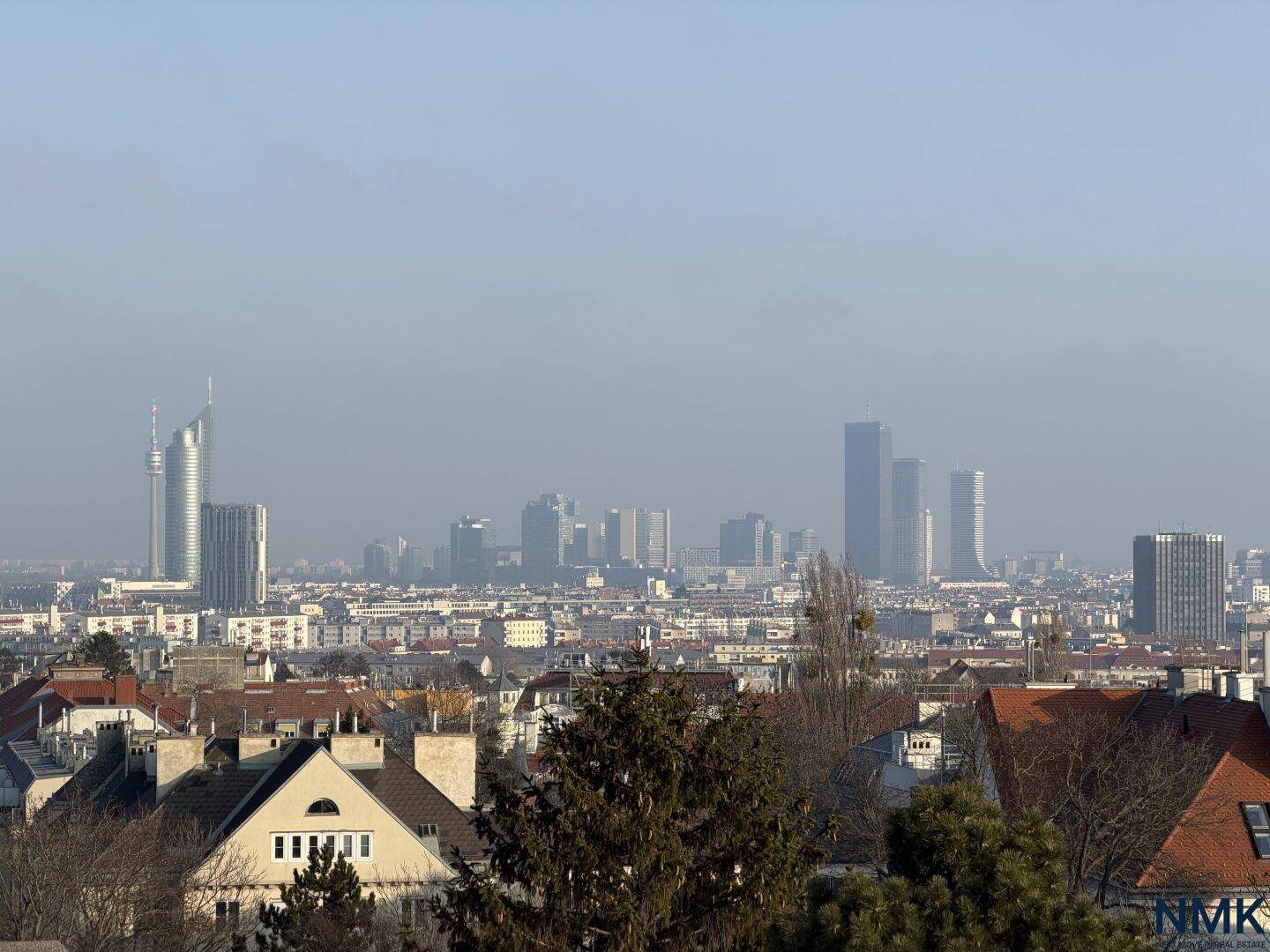 Panoramablick auf die Skyline einer Großstadt mit modernen Hochhäusern in der Ferne.