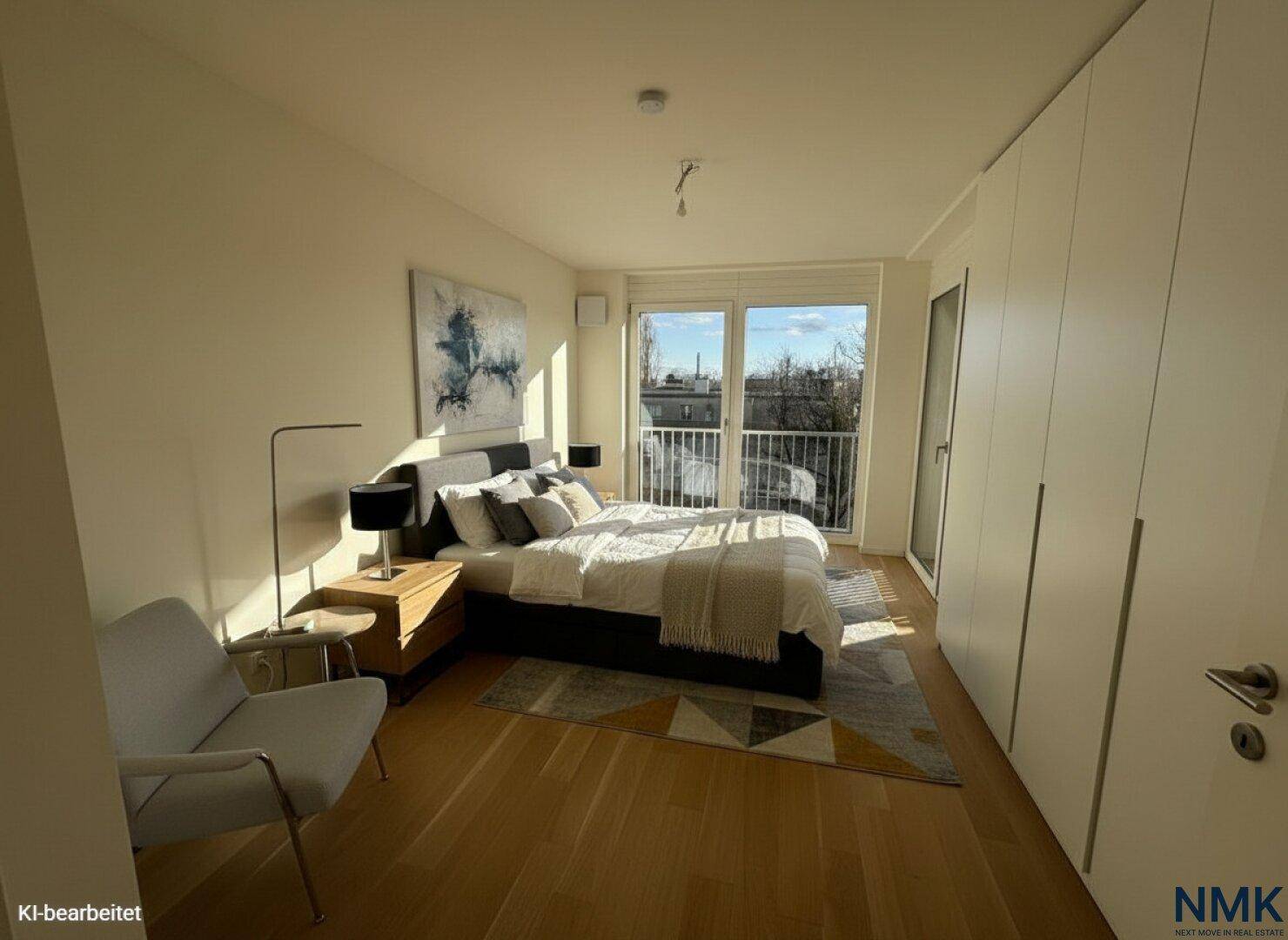 Modern eingerichtetes Schlafzimmer mit Holzboden, Einbauschränken und Balkonzugang, hell und freundlich.