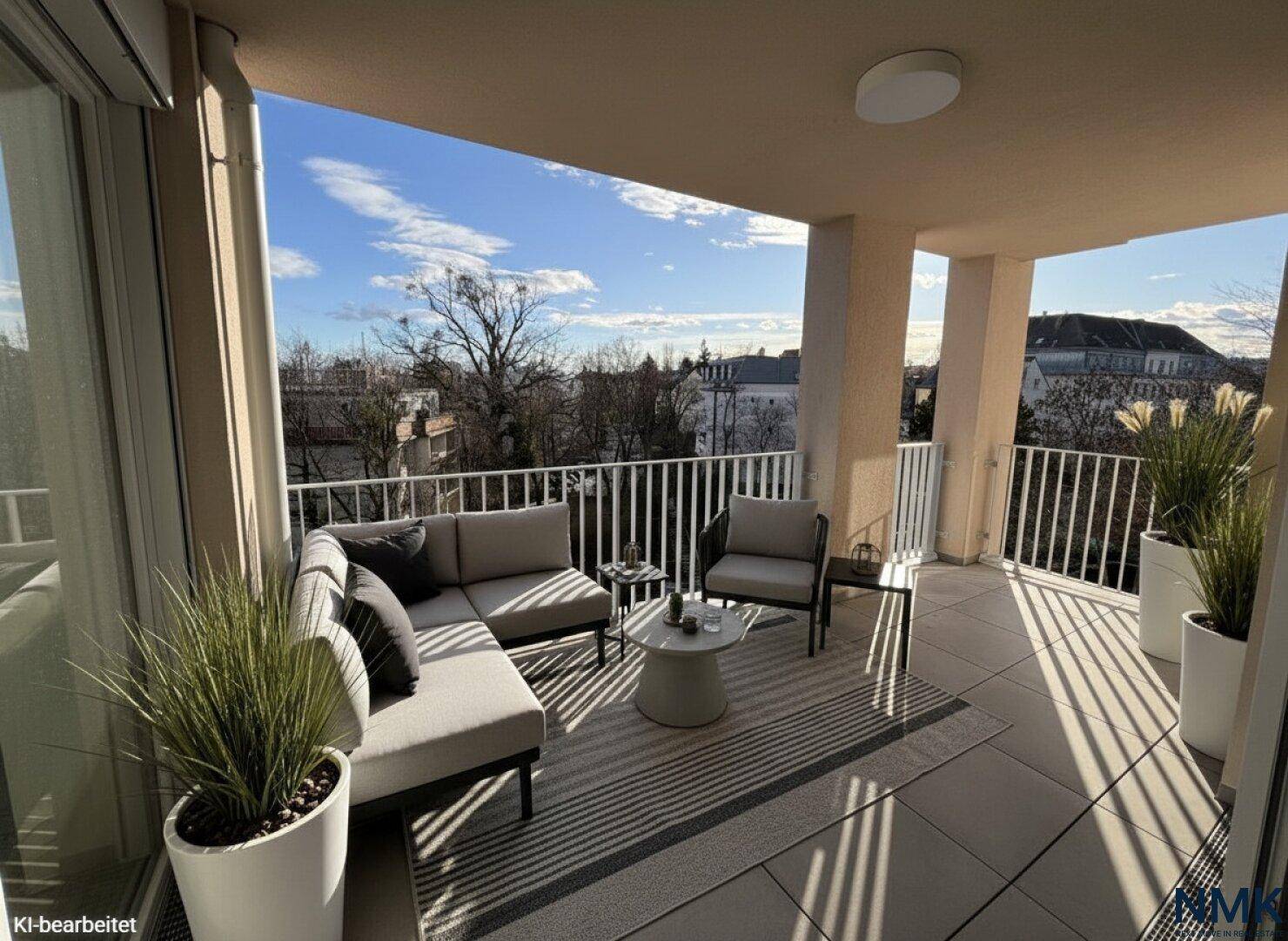 Möblierter Balkon mit bequemen Outdoor-Sitzmöbeln und Pflanzen, ideal zum Entspannen im Freien.