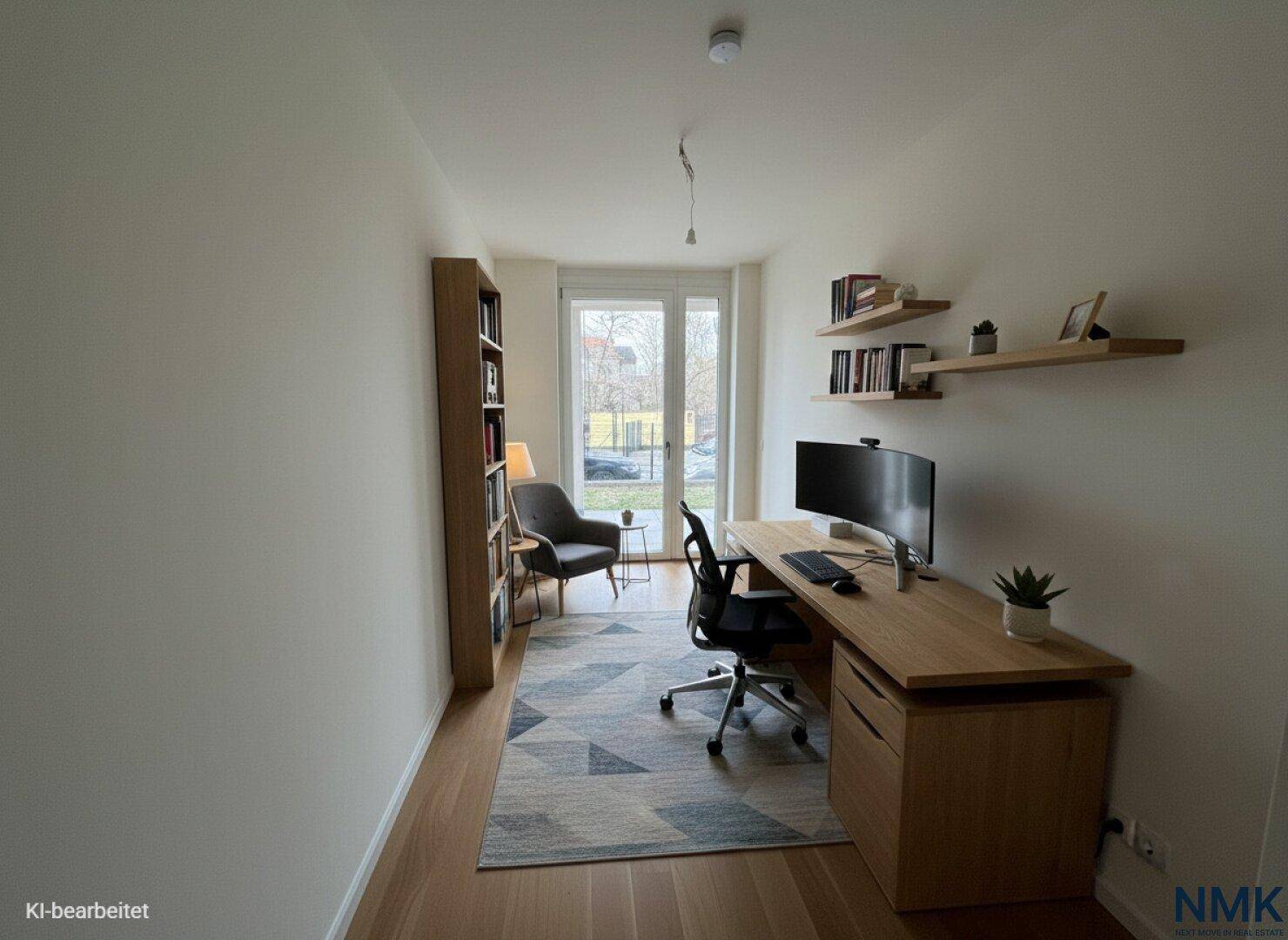 Modern eingerichtetes Büro mit Schreibtisch, Bücherregalen und Zugang zu einem Außenbereich.
